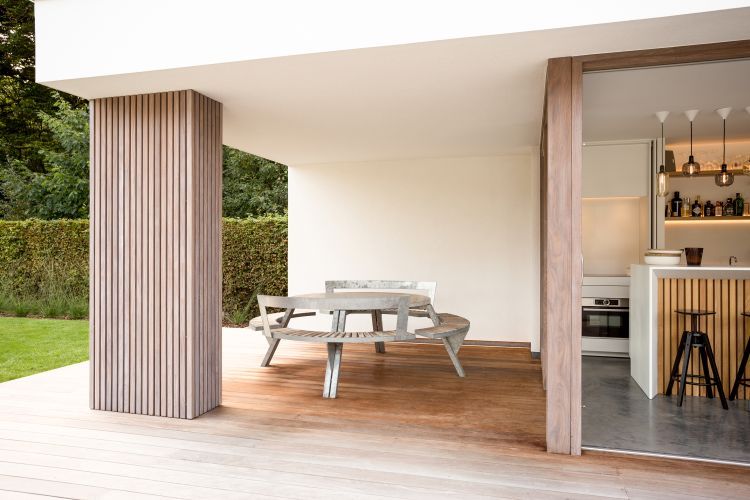 Gargantua Picknicktisch von Extremis auf Holzterrasse, ideal für den Outdoor-Bereich.