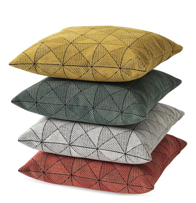 Stapel aus vier Muuto Tile Cushion Kissen 45x45 in Gelb, Grün, Grau und Rot mit geometrischem Muster.