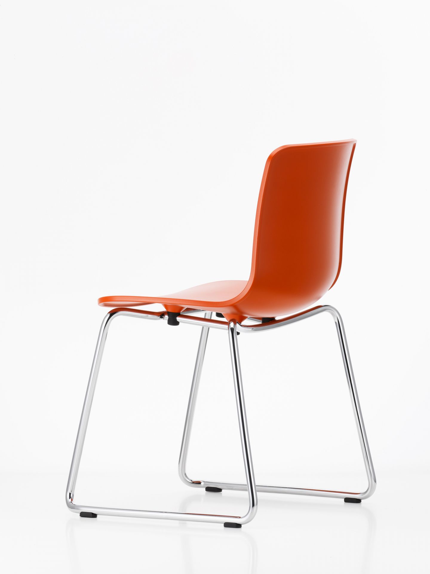Oranger Hal Stuhl von Vitra mit Kufengestell aus Chrom, Ansicht von hinten.