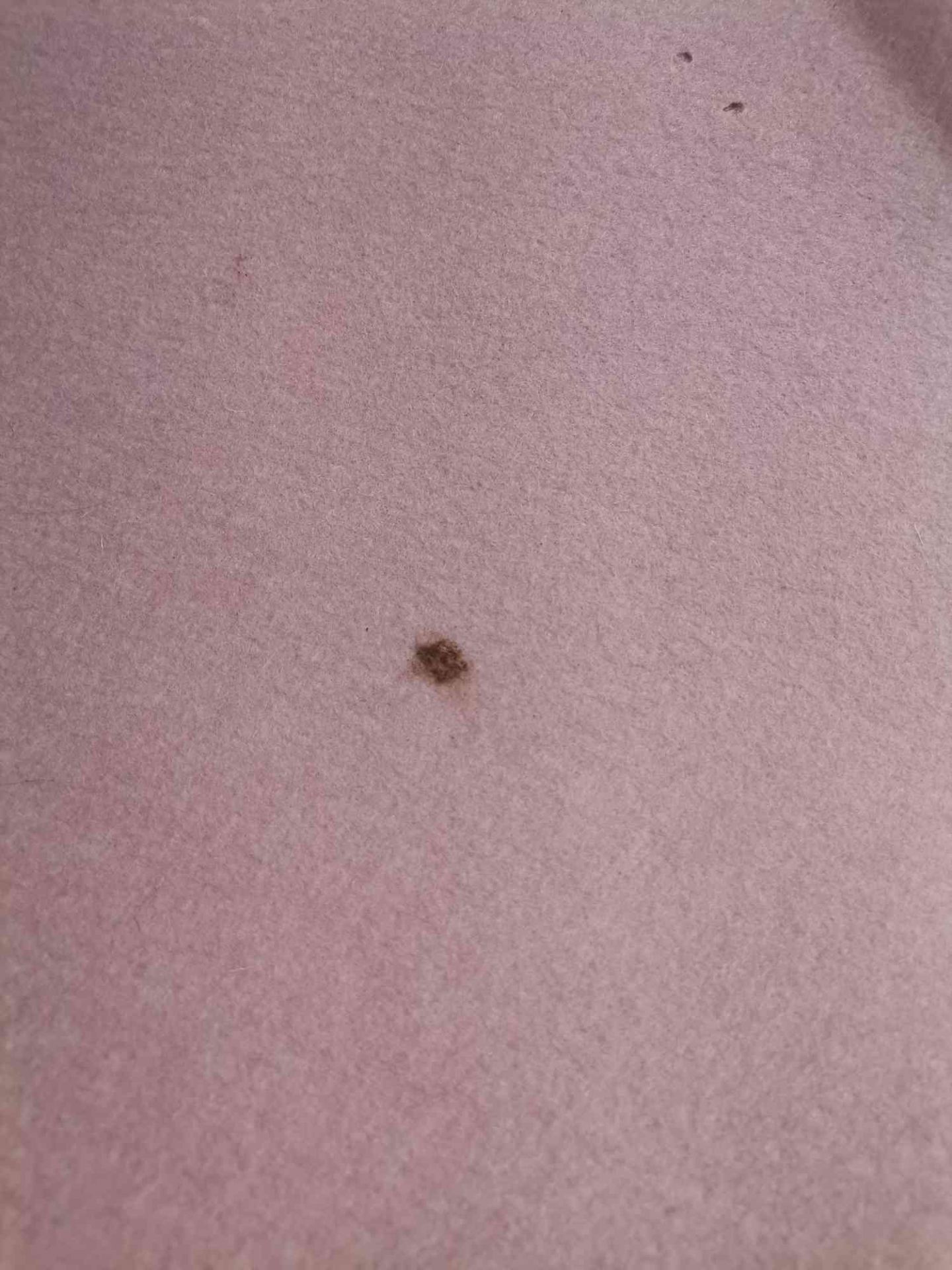 Detailaufnahme des puderfarbenen Hey Sign Teppichs (Mängelexemplar) mit kleinem Fleck, rechteckig, 140x200 cm.