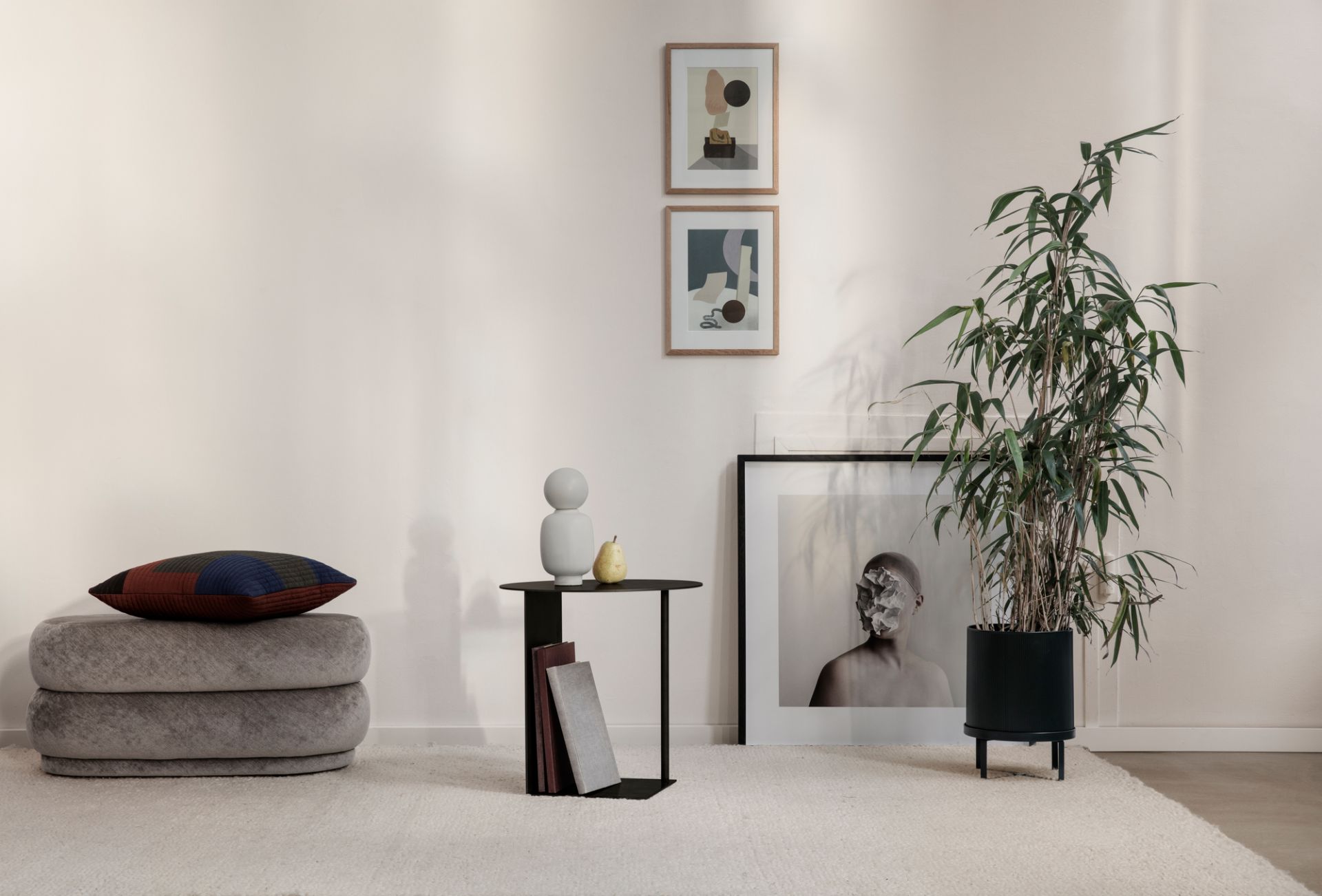 Nahaufnahme des Ferm Living Pouf Oval Faded Velvet Hockers in Forest, stilvolles Wohnaccessoire.