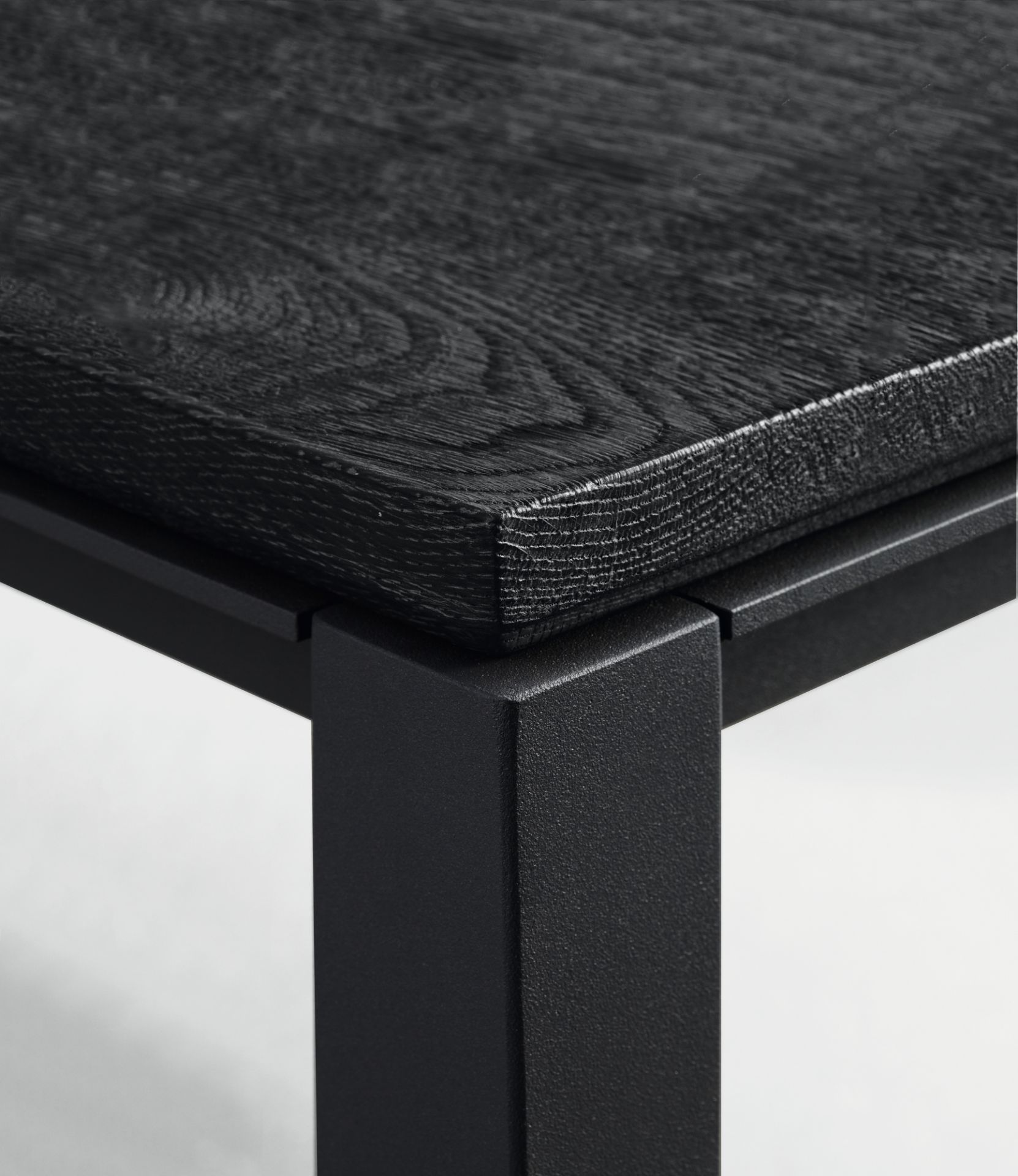Detailaufnahme vom S 600 Tisch von Janua mit geköhlter Eiche und schwarzem Metallgestell.