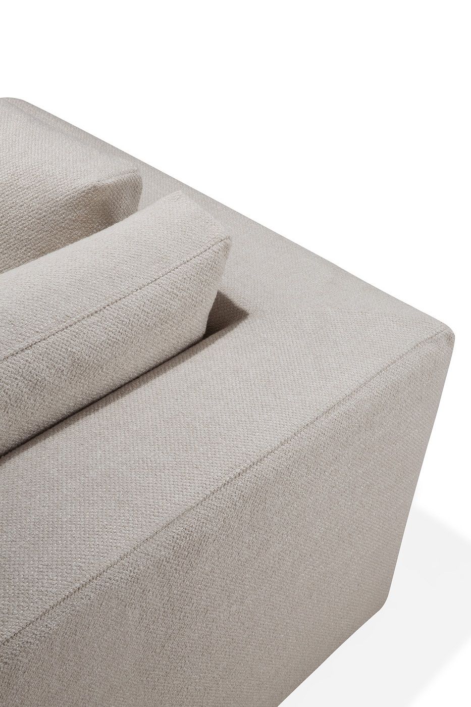 Detailaufnahme: Mellow Sofa Ecke von Ethnicraft, elfenbeinfarbener Stoff, modernes Wohnzimmer Sofa.