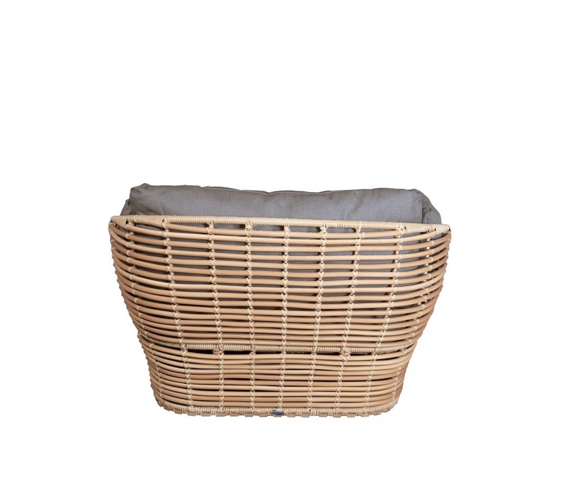 Cane-Line Basket Outdoor Loungesessel aus Rattan mit grauem Kissen, Frontansicht. Gartenmöbel für Terrasse.