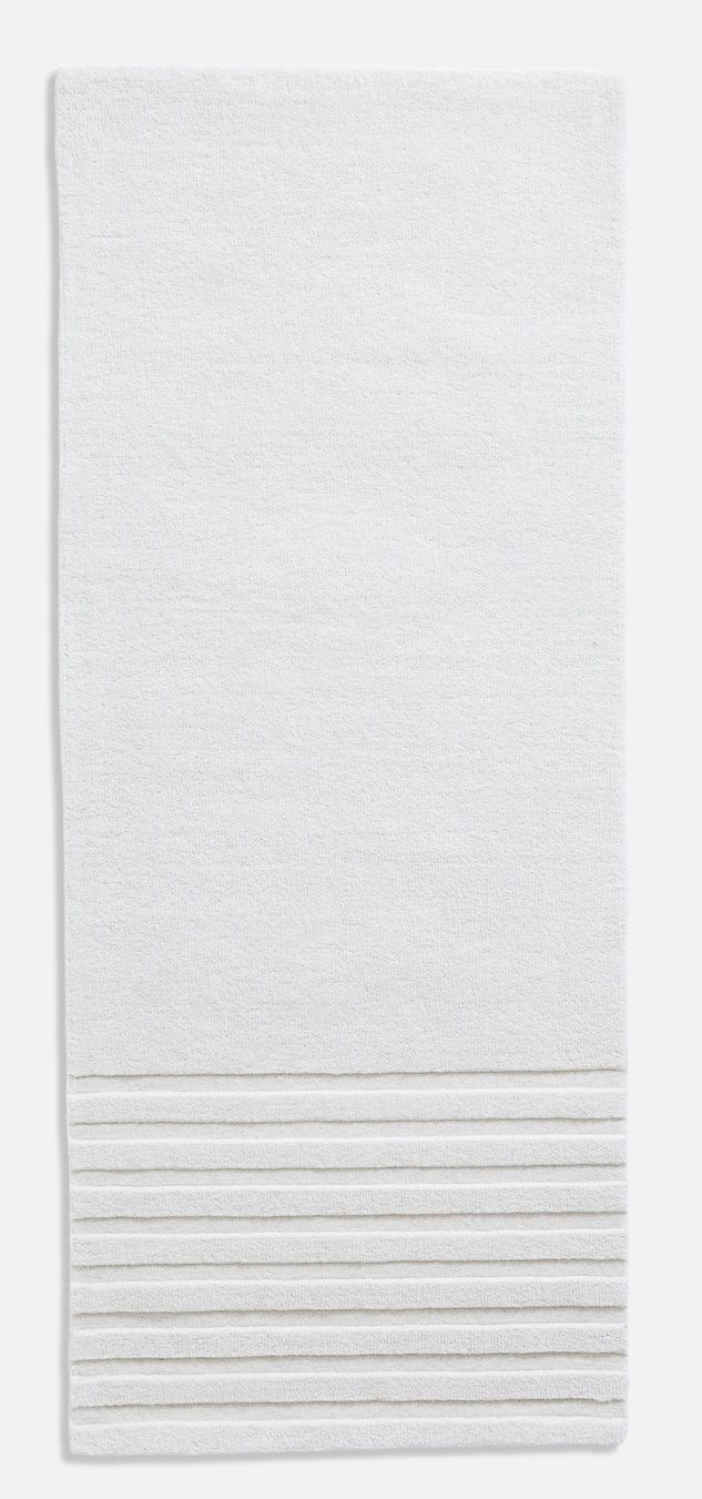 Weißer Kyoto Teppich von Woud, 80x200 cm, mit dezenten horizontalen Linien. Moderner Teppich für Wohnzimmer.