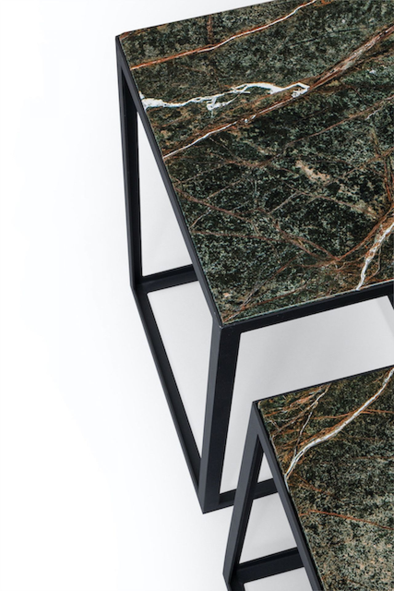 SC 54 Couchtisch mit Verdi Alpi Marmorplatte und tiefschwarzem, pulverbeschichtetem Metallgestell.