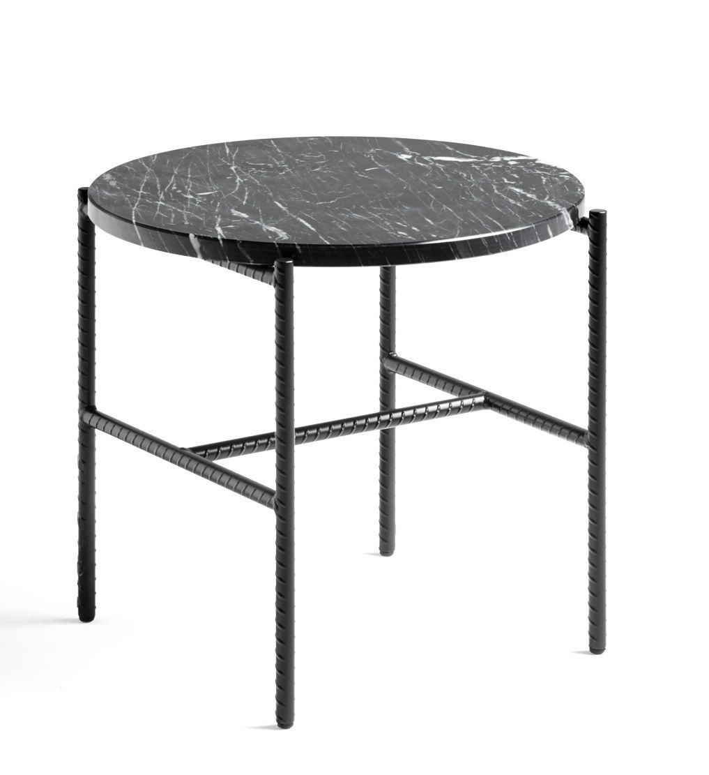 Schwarzer Hay Rebar Beistelltisch mit runder Marmorplatte und Stahlgestell auf weißem Hintergrund.