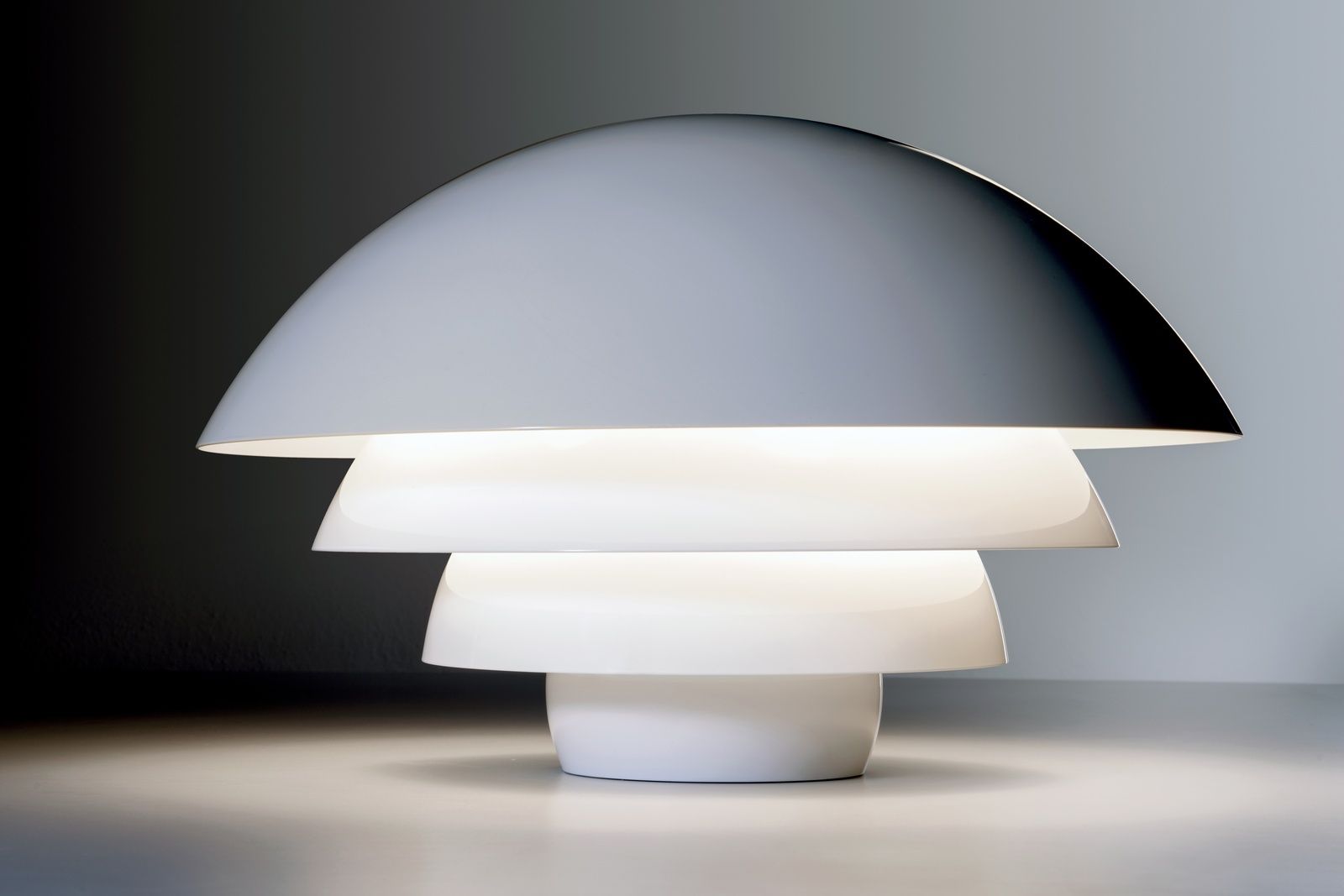 Nahaufnahme der weißen Visiere Tischleuchte von Martinelli Luce, modernes Design mit sanftem Licht.