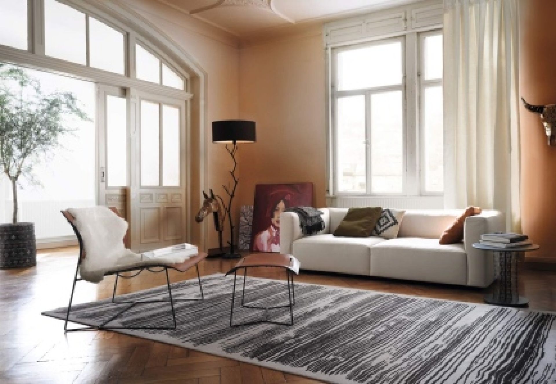 Wohnzimmer mit Walter Knoll Cuoio Hocker und Sessel, Leder und Fell, modernes Design.