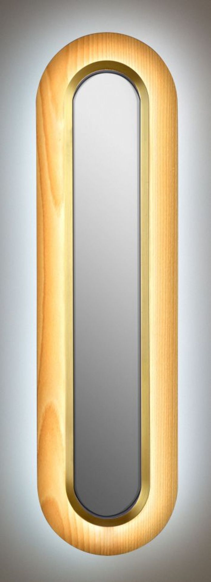 Lens LED Wandleuchte von LZF Lamps: Ovale, gestreckte Lampe mit Buche-Holz und goldenem Metallring.