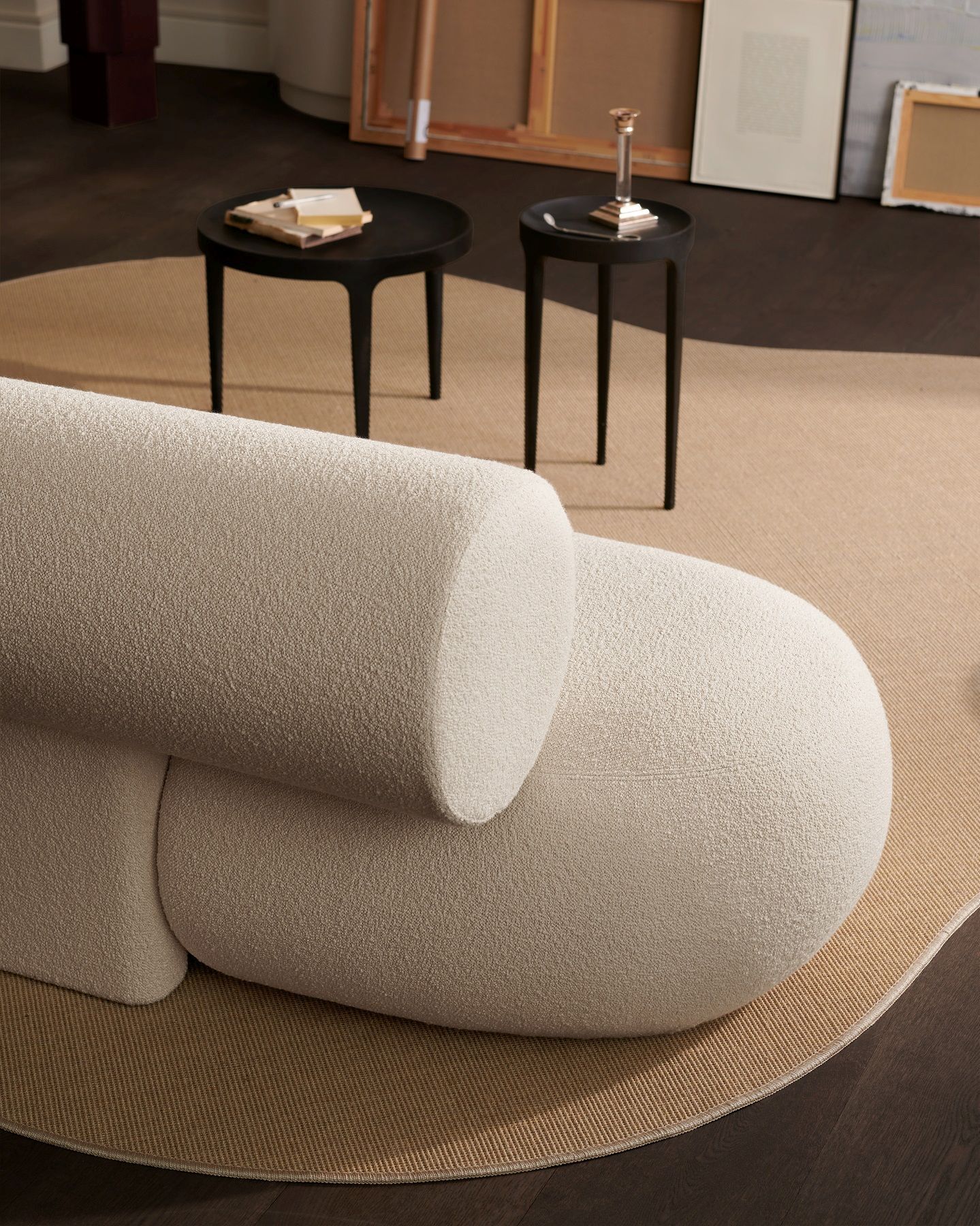Detailaufnahme des Hippo Sofas von Norr11 in Beige mit runder Form und Textur.