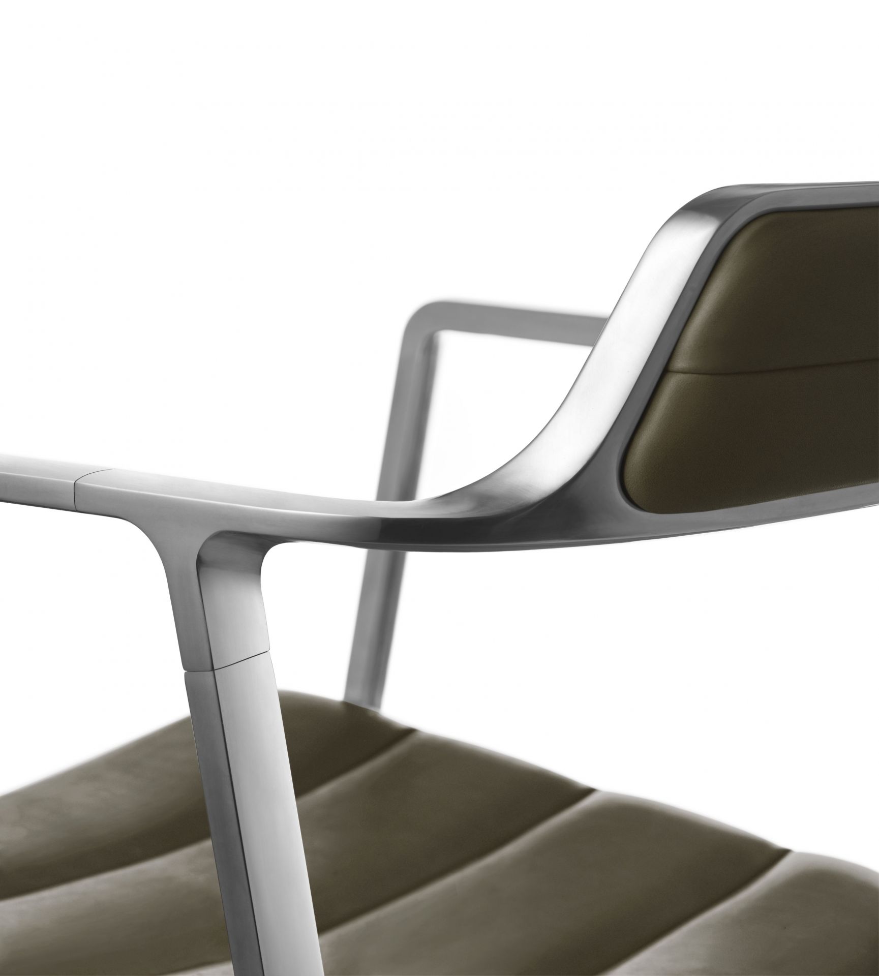 Detailaufnahme des Vipp452 Bürostuhls in Bosco Grün mit Rollen und Armlehnen aus gebürstetem Aluminium.