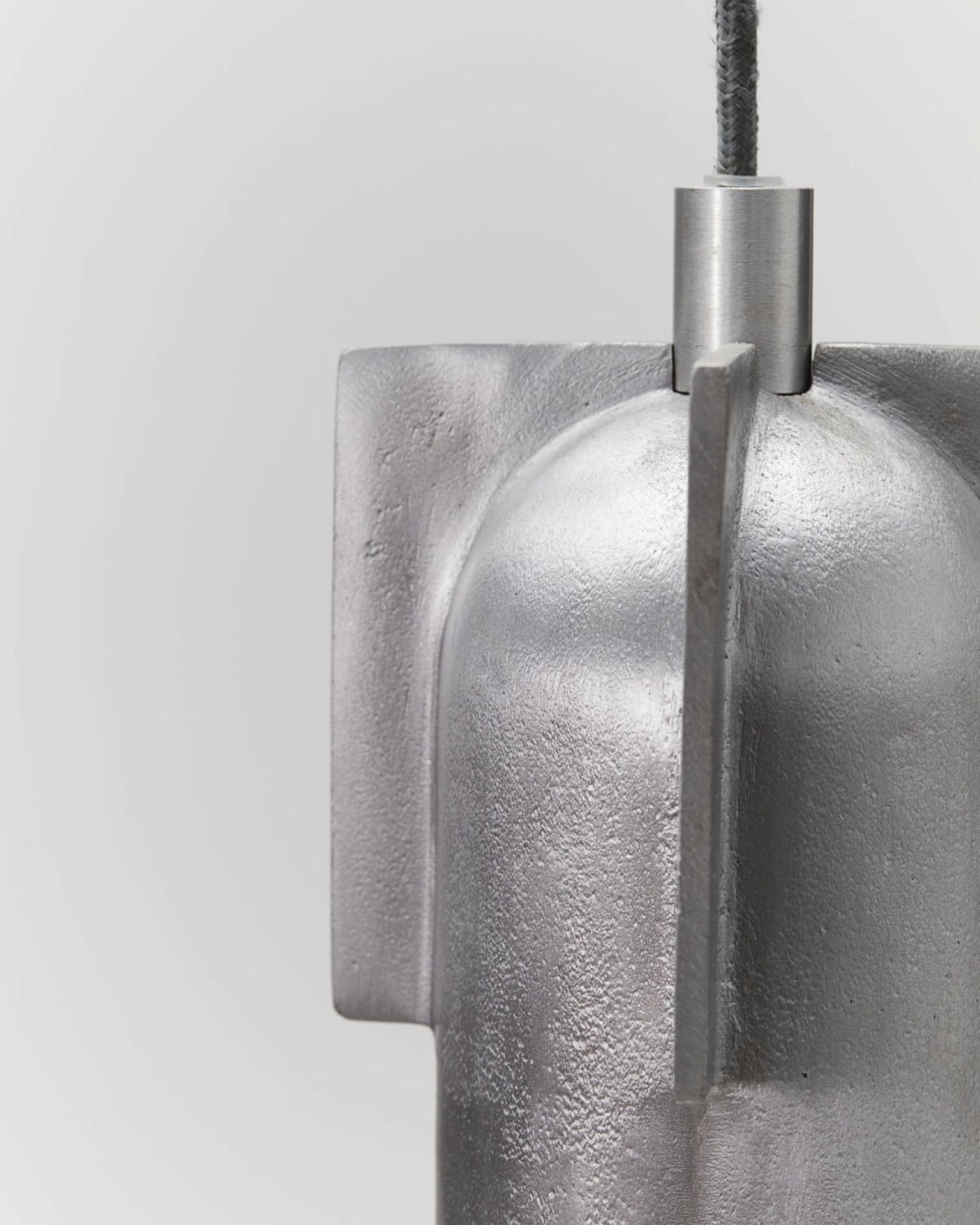 Detailaufnahme der Akola Pendelleuchte in Silber von House Doctor, modernes Design.