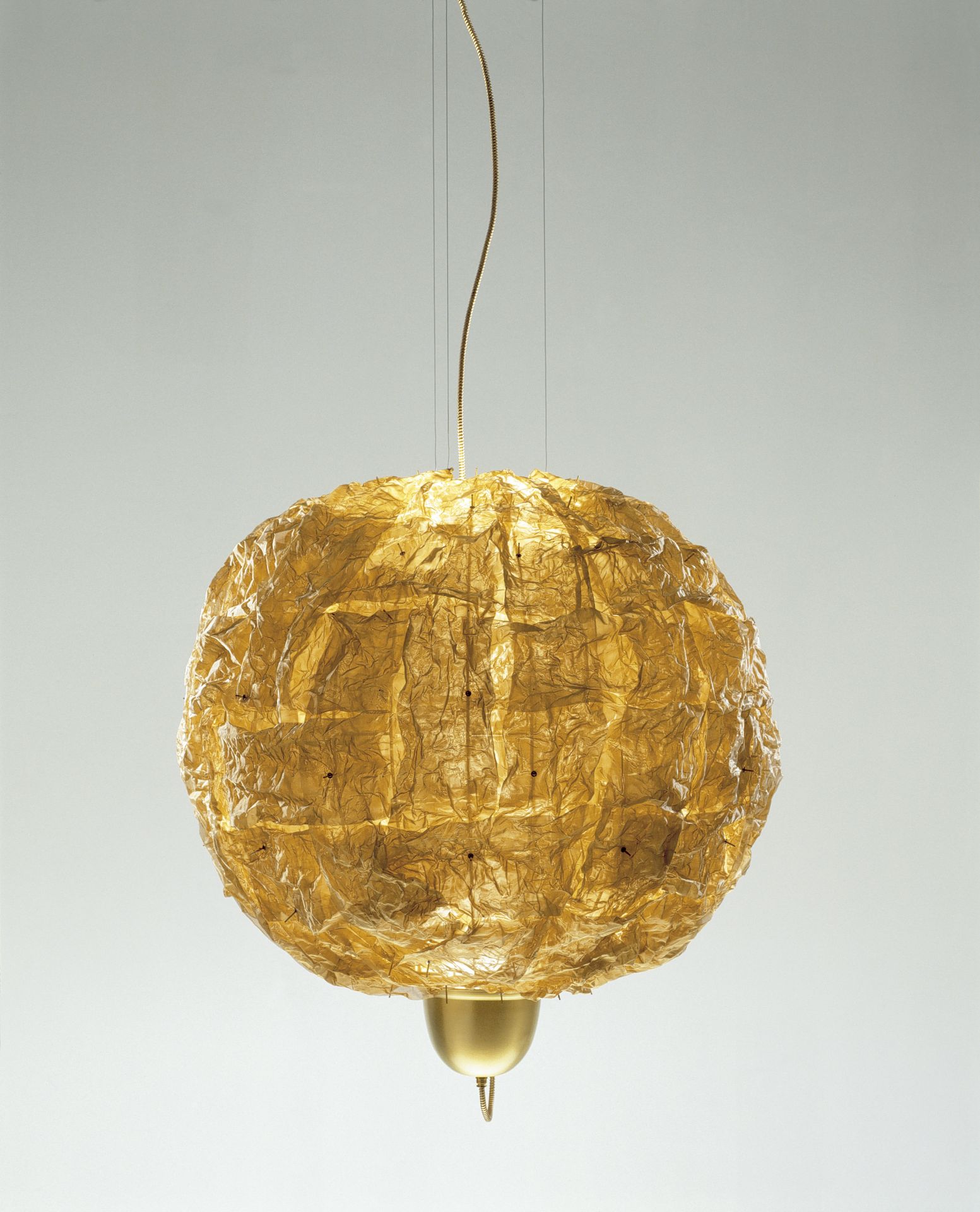 Goldene Liceo Pendelleuchte von Santa & Cole, eine moderne Hängelampe für stilvolle Innenräume.