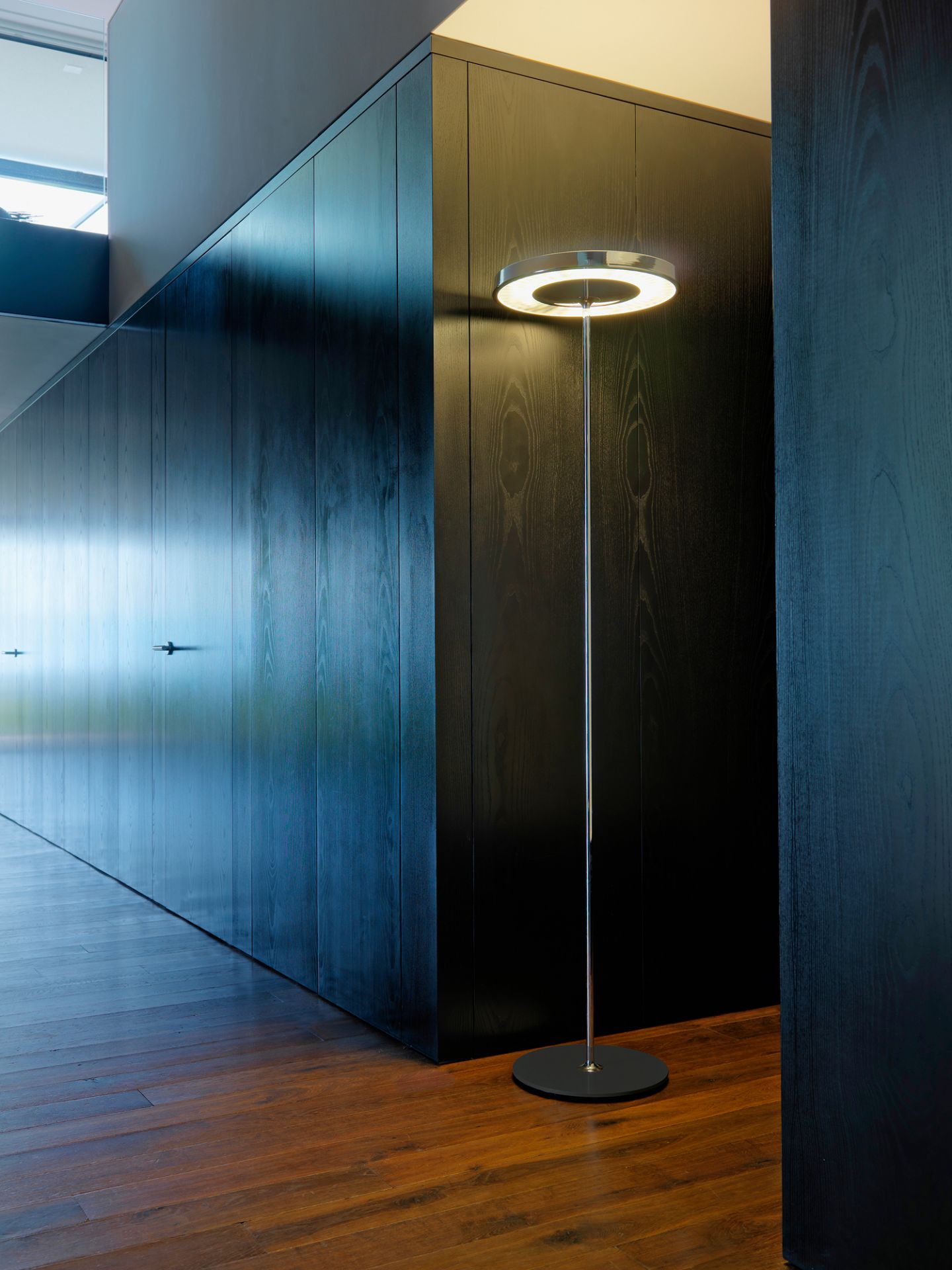 Moderne Disk Stehleuchte von Belux mit kreisförmigem Lampenschirm und schlankem, silberfarbenem Gestell.