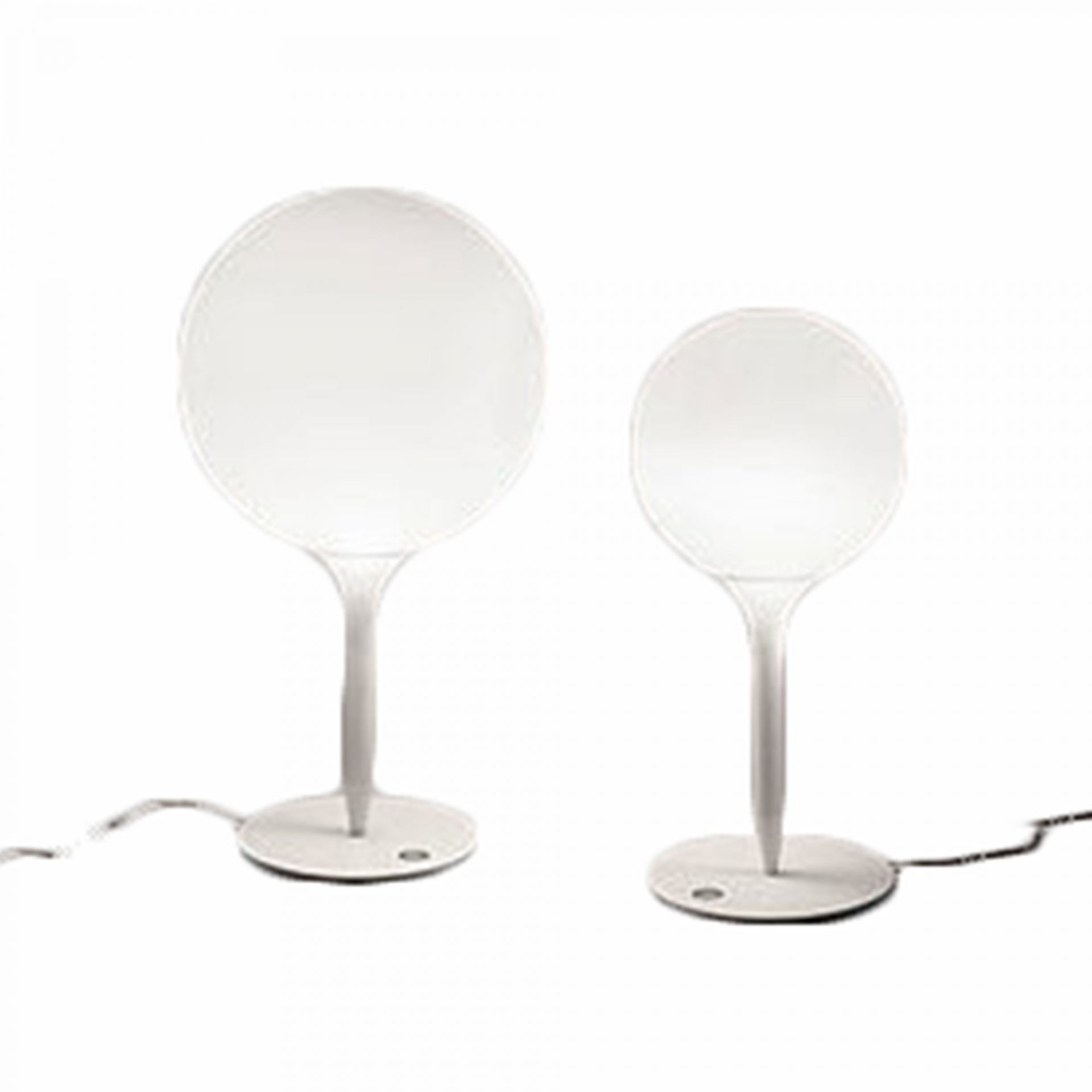 Zwei Castore Tischleuchten von Artemide in Weiß, modernes Design für Nachttisch oder Schreibtisch.