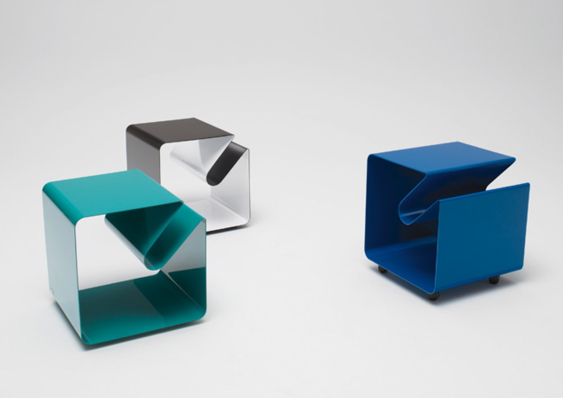 V44 Mobile Line Beistelltische von Müller Möbelfabrikation in blau, türkis und schwarz auf weißem Hintergrund.