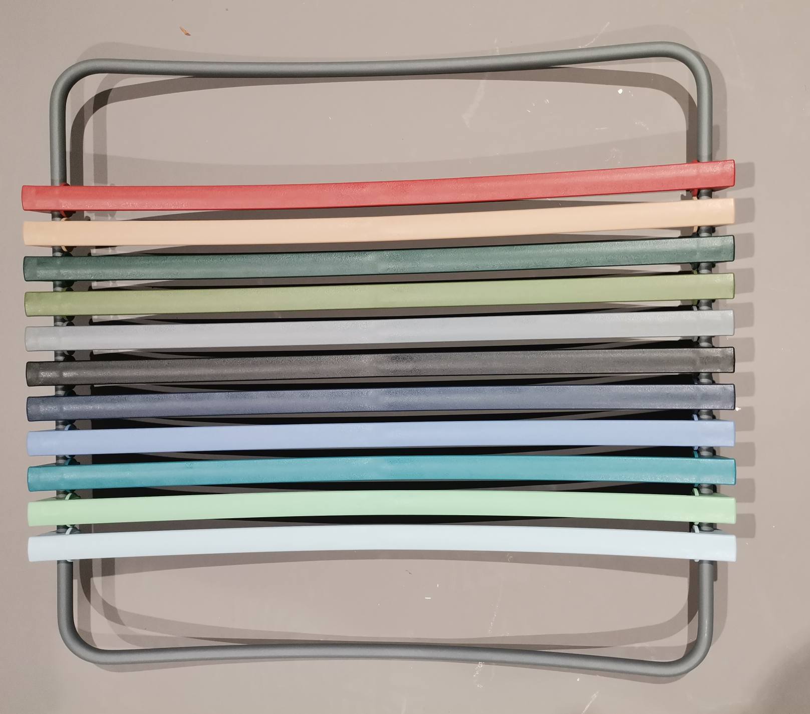 Houe Click Lamelle Ersatzteil Paprika, Ø 1,2 cm: Detailansicht der farbigen Kunststoff-Lamellen für Gartenmöbel.