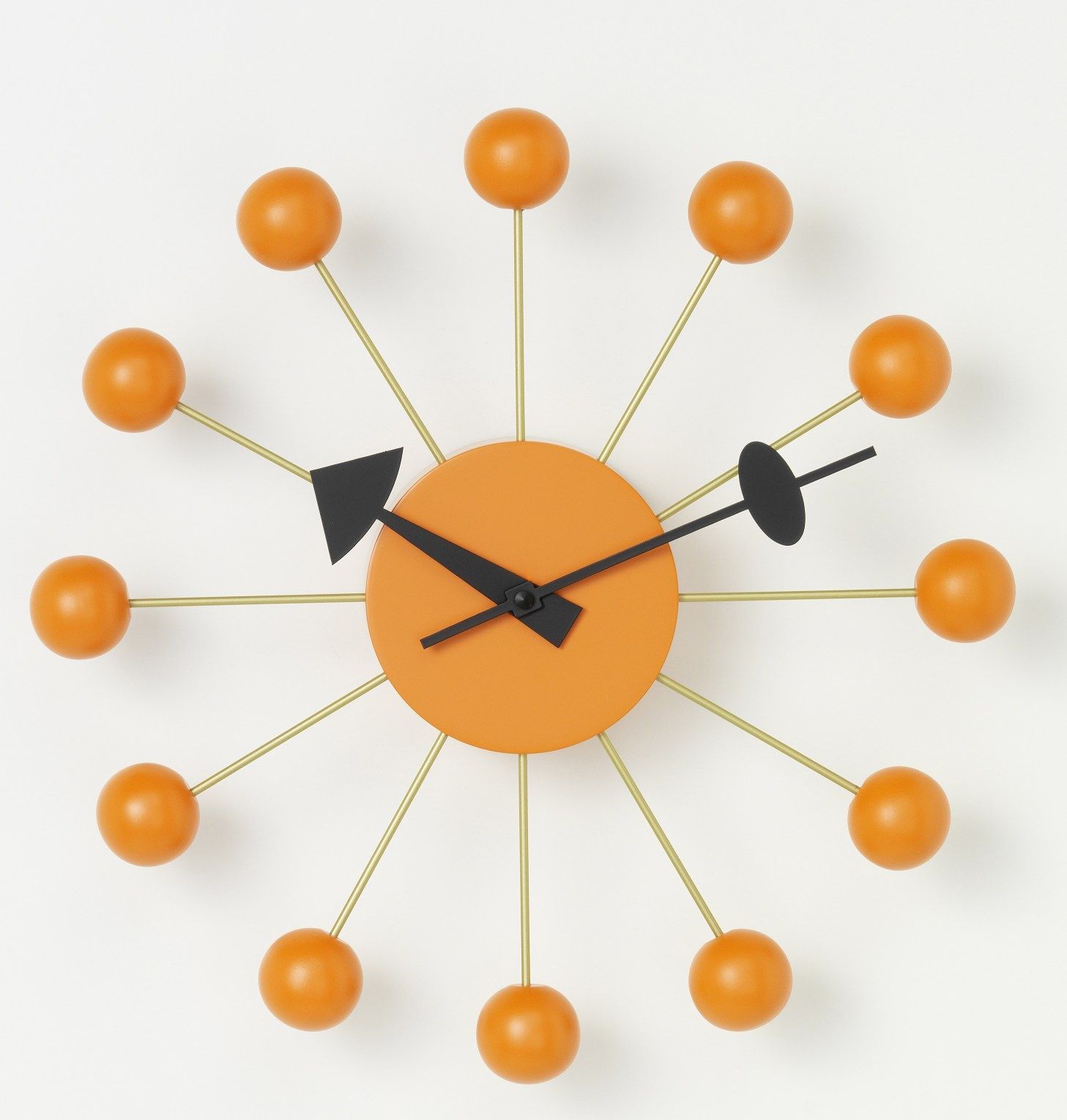 Orangefarbene Ball Clock Wanduhr von Vitra mit schwarzen Zeigern und goldenen Streben.