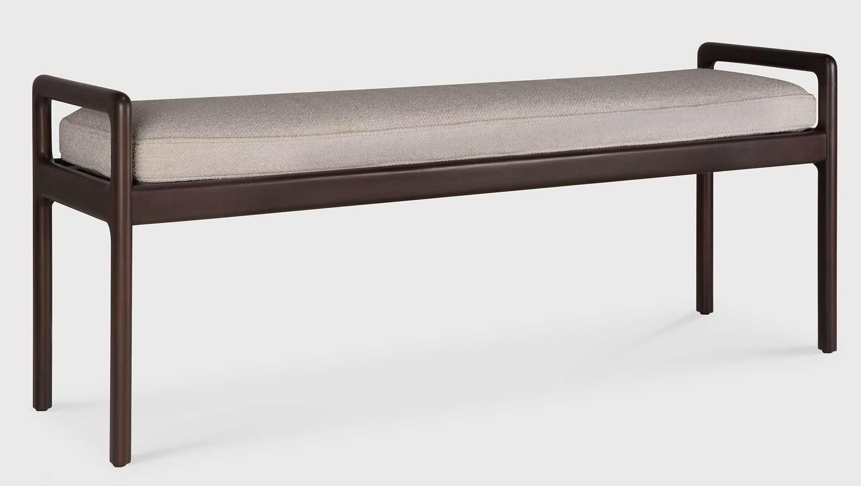 Jack Bank von Ethnicraft mit Armlehnen und Sitzpolster in Elfenbein.