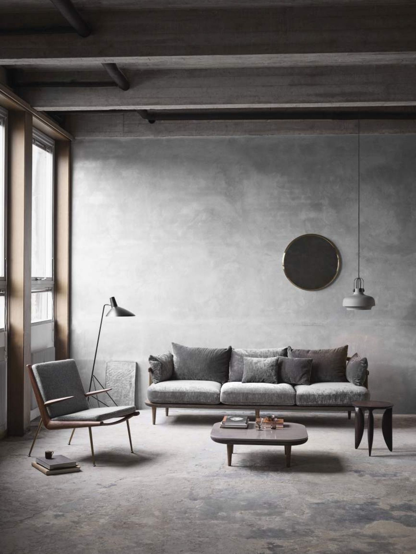 Grauer AndTradition Fly Table Couchtisch im modernen Wohnzimmer mit Sofa und Sessel.