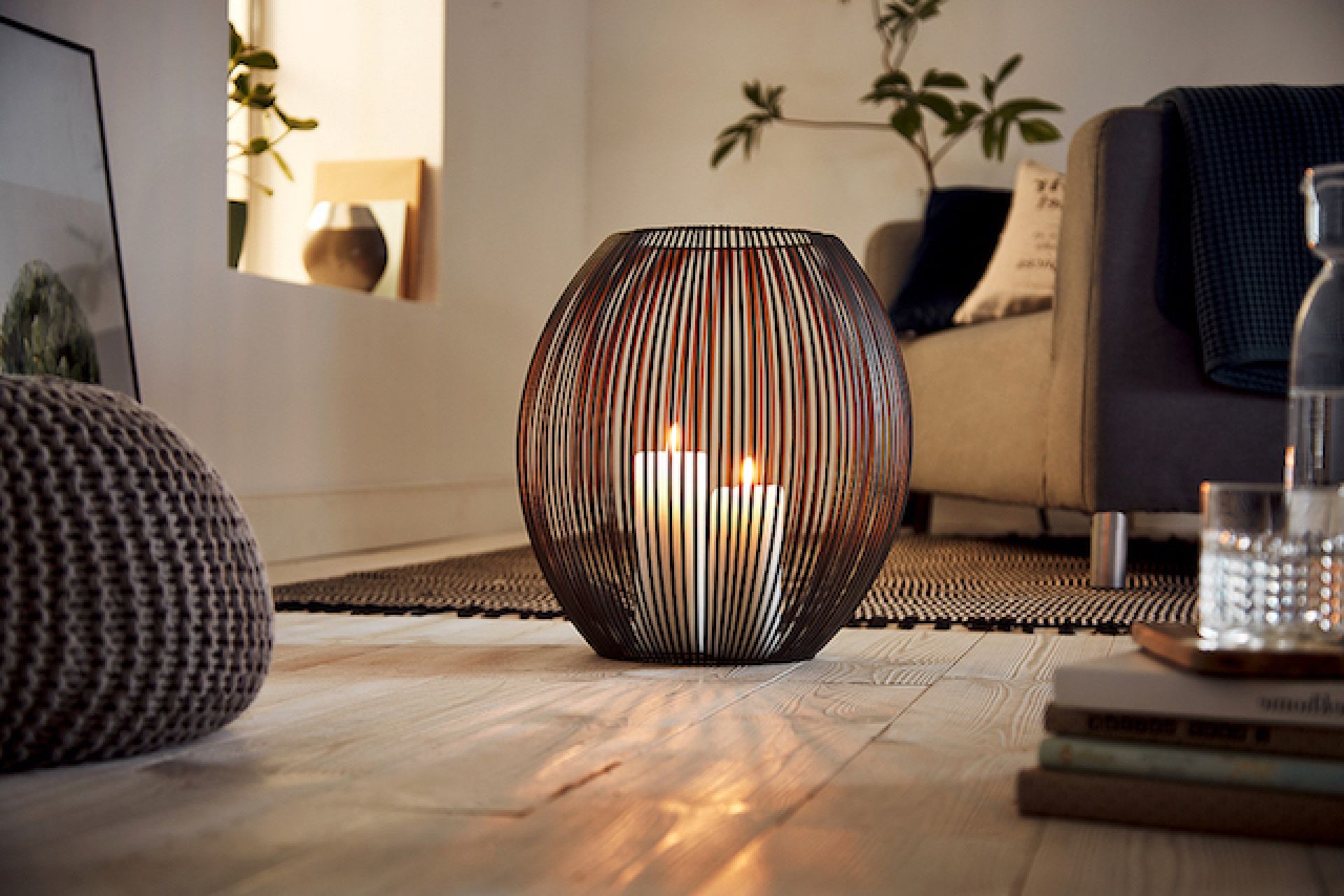 Louisiana Windlicht von Philippi, großes Deko Windlicht aus Metall mit Kerzen im Wohnzimmer.