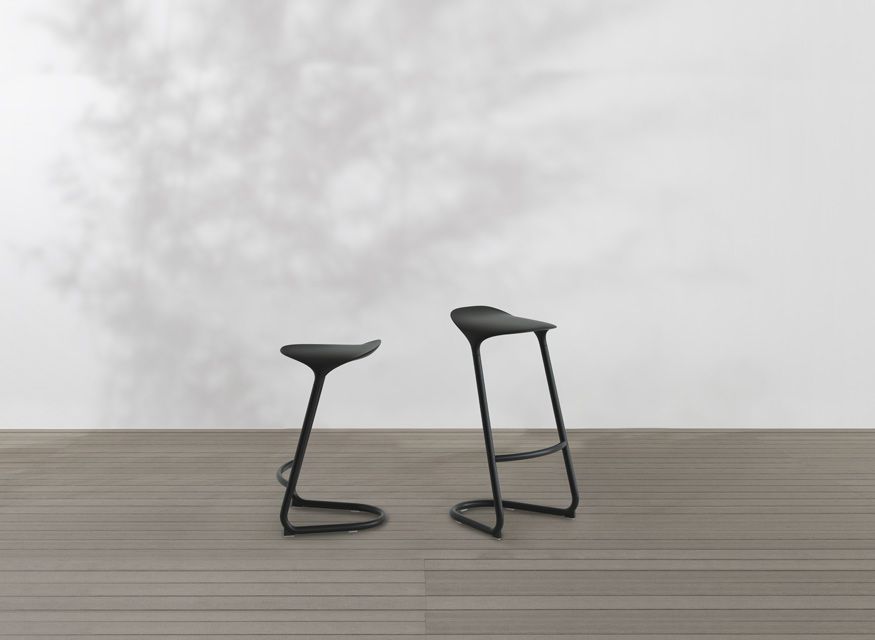Zwei schwarze Cross Freischwinger-Hocker von La Palma für den Innenbereich auf Holzboden.