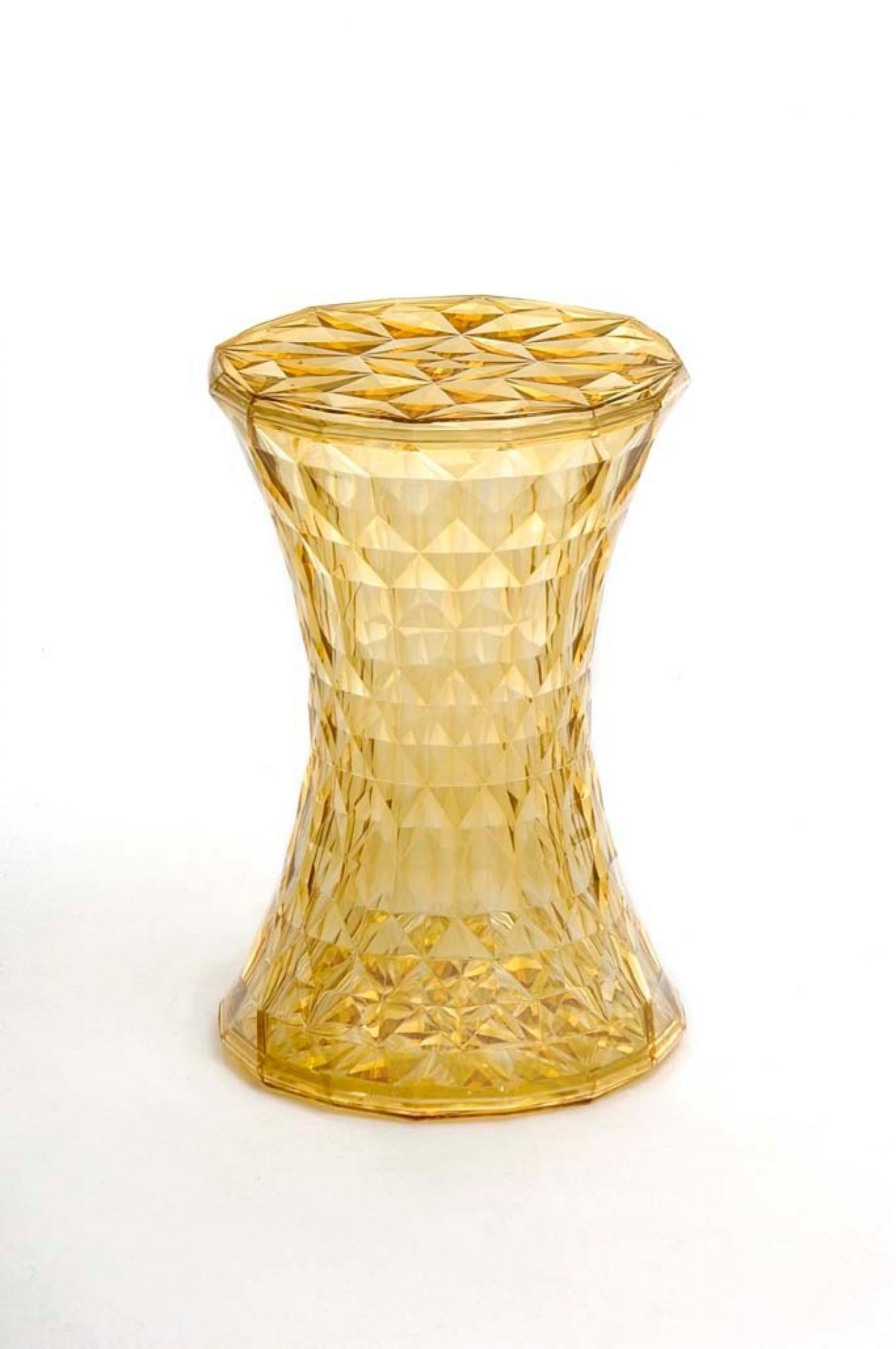 Gelber Stone Hocker von Kartell mit Facettenmuster, moderner Designhocker für Wohnzimmer und Garten.