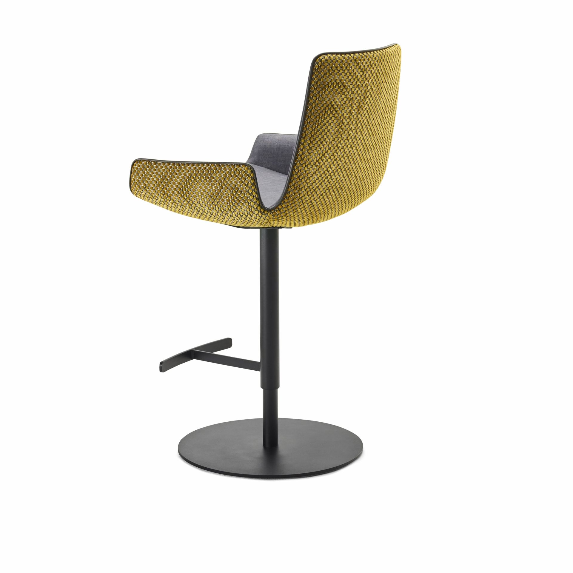 Amelie Bararmlehnstuhl von Freifrau Manufaktur, gelb gemustert, niedrige Armlehnen, schwarzer Fuß, modernes Möbeldesign.