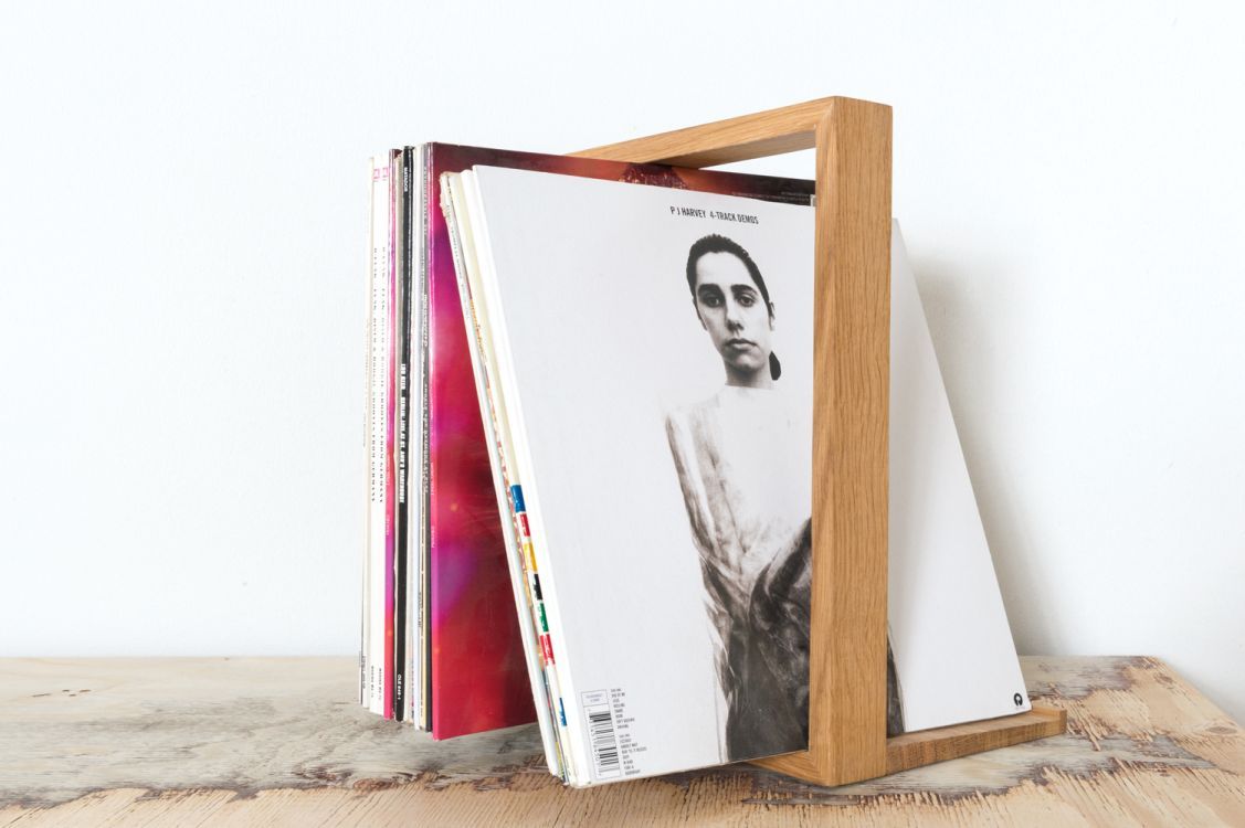 Vinyl b-Seite Plattenregal Eiche das kleine b mit Schallplatten auf einem Holztisch vor weißer Wand.