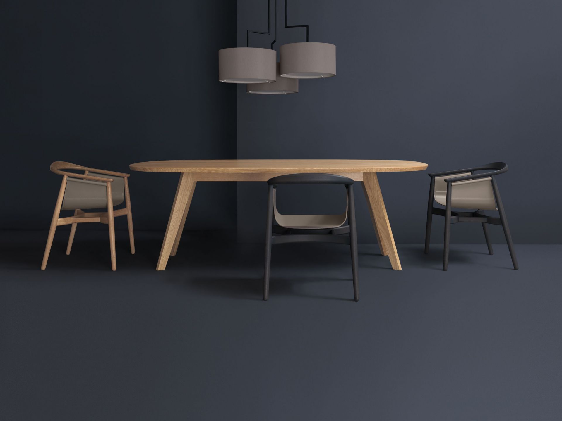 CENA Tisch oval aus Holz mit Stühlen und Lampen vor dunklem Hintergrund.