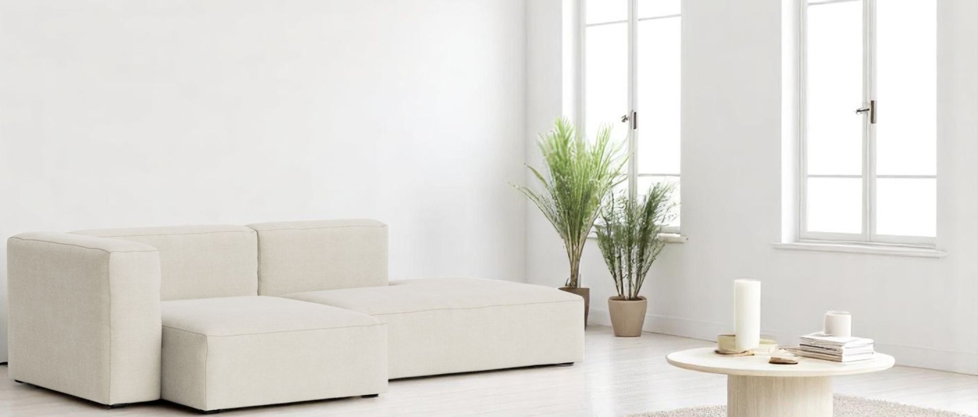 Helles Wohnzimmer mit Mags Sofa 2,5-Sitzer in Beige. Modernes Sofa mit Armlehne links.