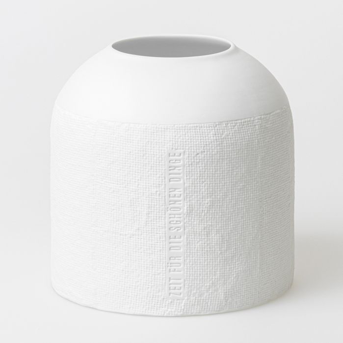 Weiße Formsprache Vase von Räder mit Textur und Aufschrift "Zeit für die schönen Dinge".