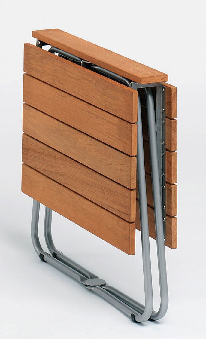 Zusammengeklappter Balcony Klapptisch von Weishäupl mit Teakholzplatte und Edelstahlgestell für Balkon oder Terrasse.