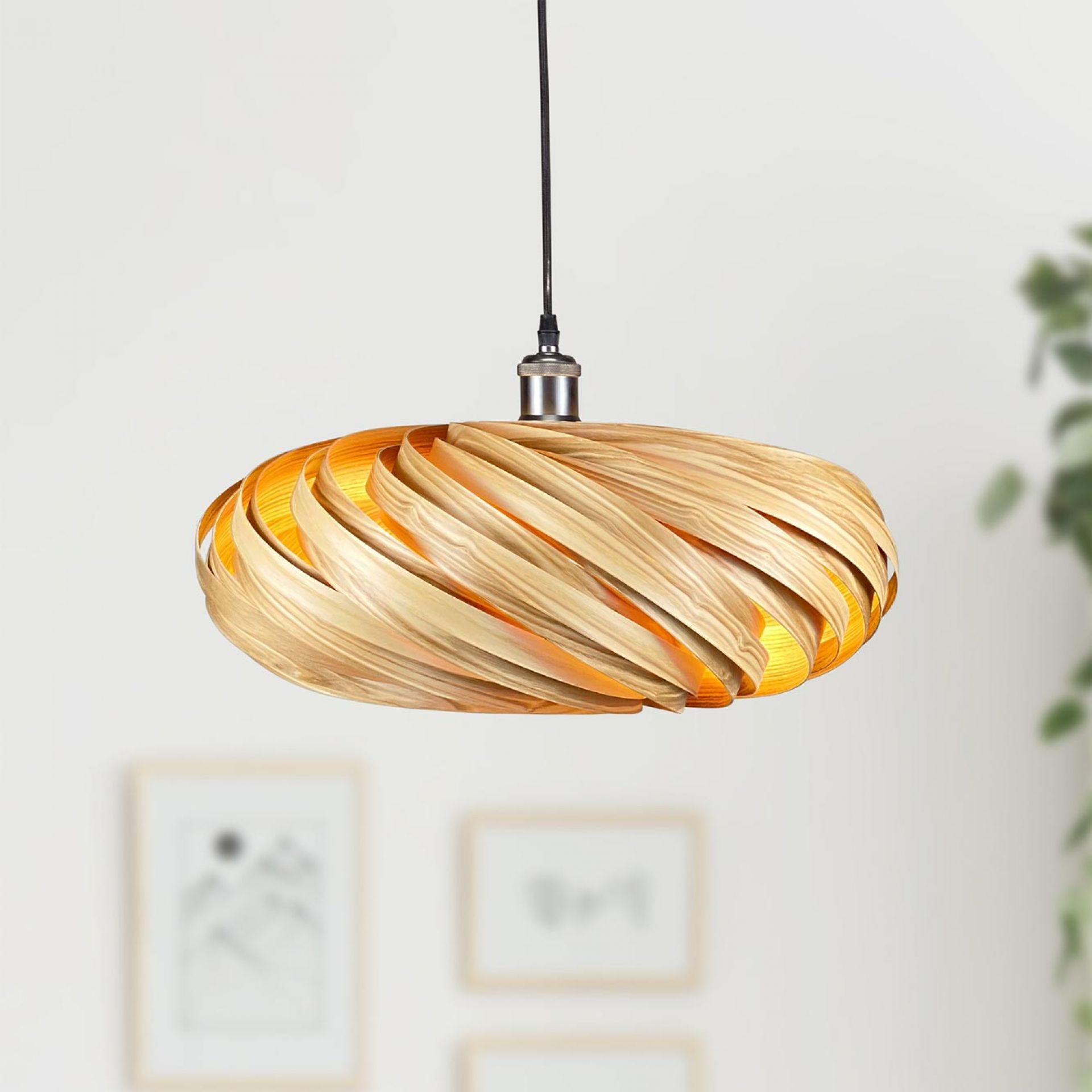 Veneria Hängeleuchte aus Olivesche, moderne Holzlampe für Wohnzimmer und Esszimmer, warmes Licht.