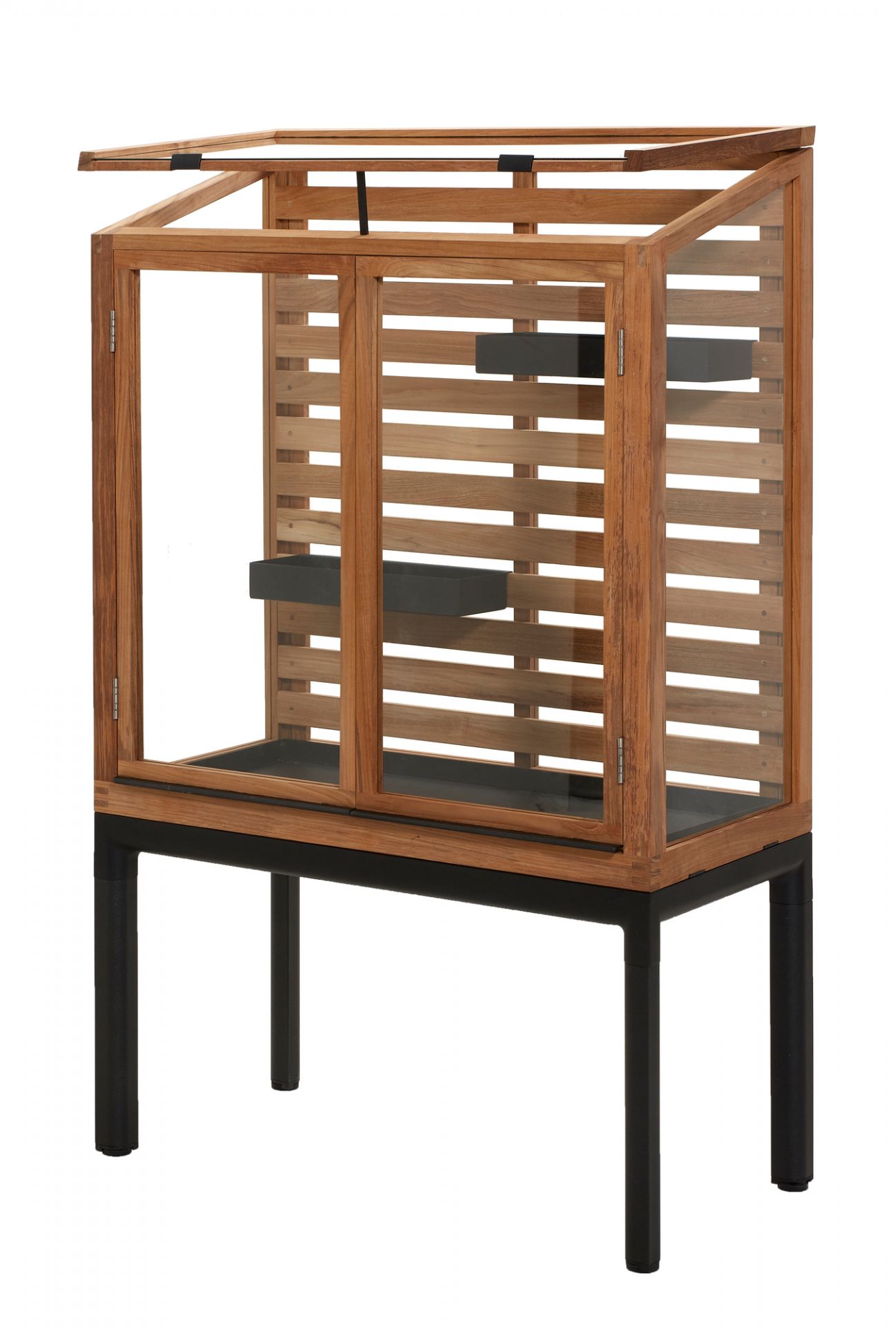 Cane-Line Drop Gewächshaus für den Garten: Holzrahmen mit Glas und schwarzen Regalböden.