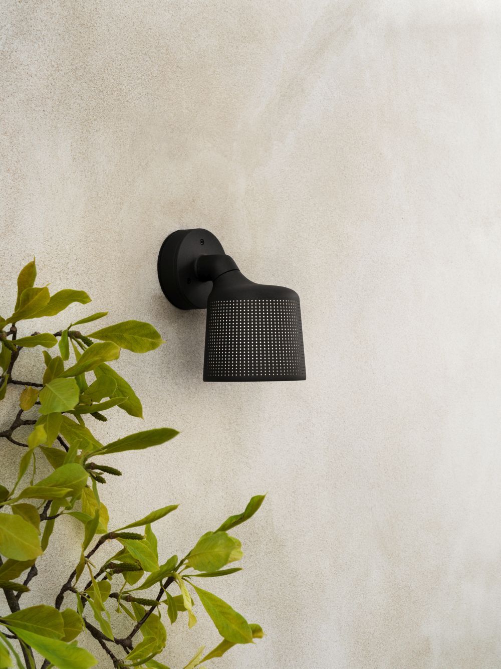Schwarzer Vipp Wandspot für Außenbereich, moderne Wandleuchte mit Lochmuster, ideal für Garten und Terrasse.