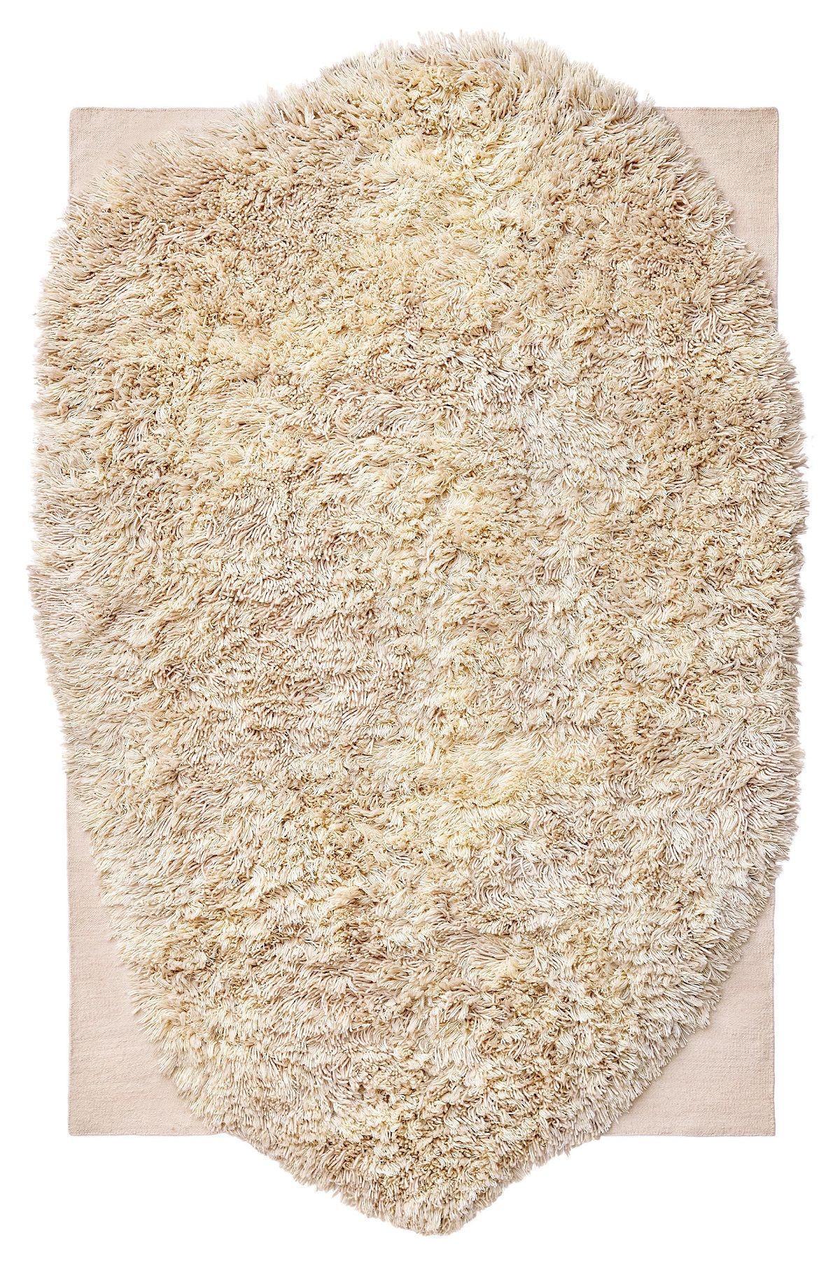 Beiger Alga Rug Teppich von Nanimarquina mit unregelmäßiger Form und langem Flor für Wohnzimmer.