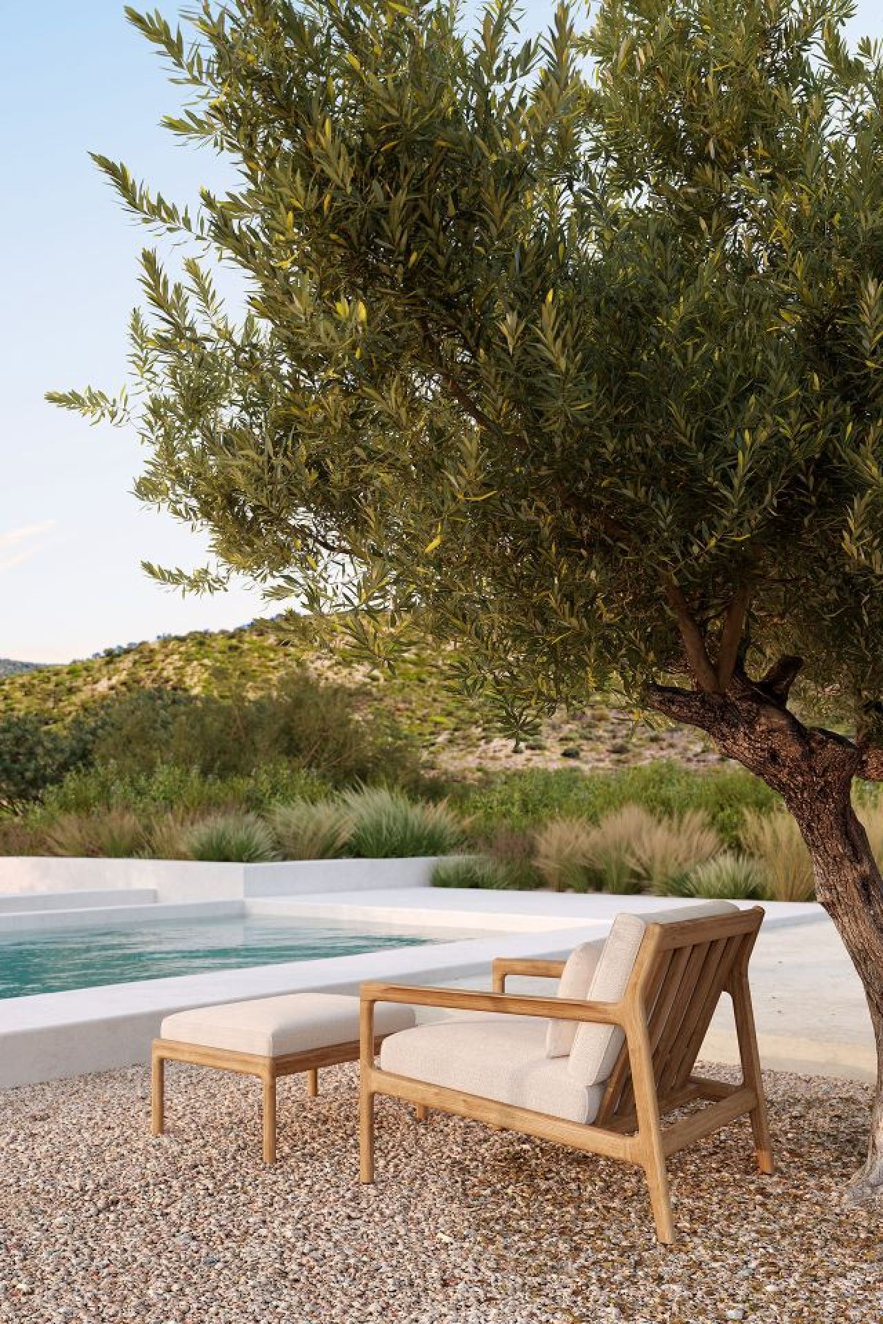 Jack Outdoor Polsterhocker von Ethnicraft aus Teakholz neben Pool und Baum im Garten.