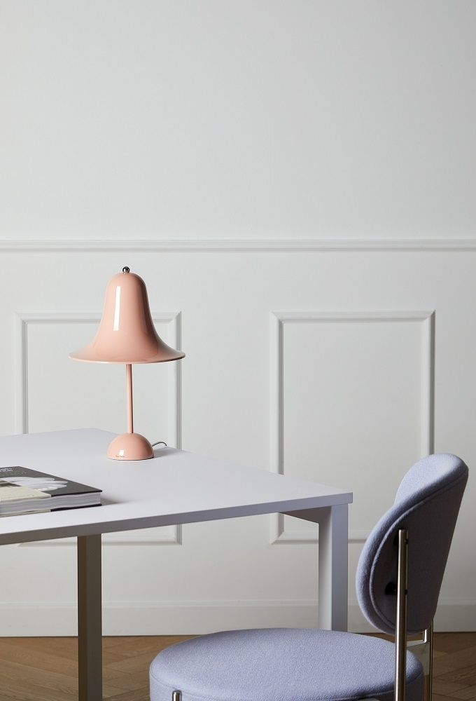 Rosa Pantop Tischleuchte von Verpan auf einem weißen Tisch, modernes Design für Wohnzimmer und Büro.