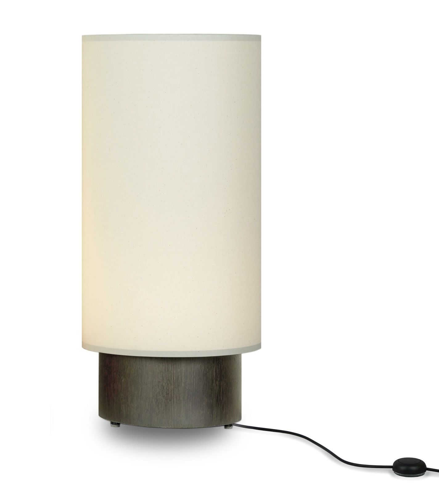 Hiro Floor Lamp Stehleuchte / Tischleuchte von Maigrau mit zylindrischem Lampenschirm und dunklem Holzfuß.