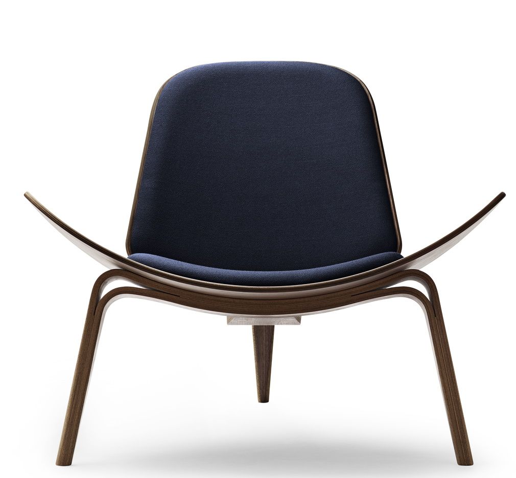 CH07 Shell Chair Stuhl von Carl Hansen & Søn mit blauer Polsterung und Holzgestell.