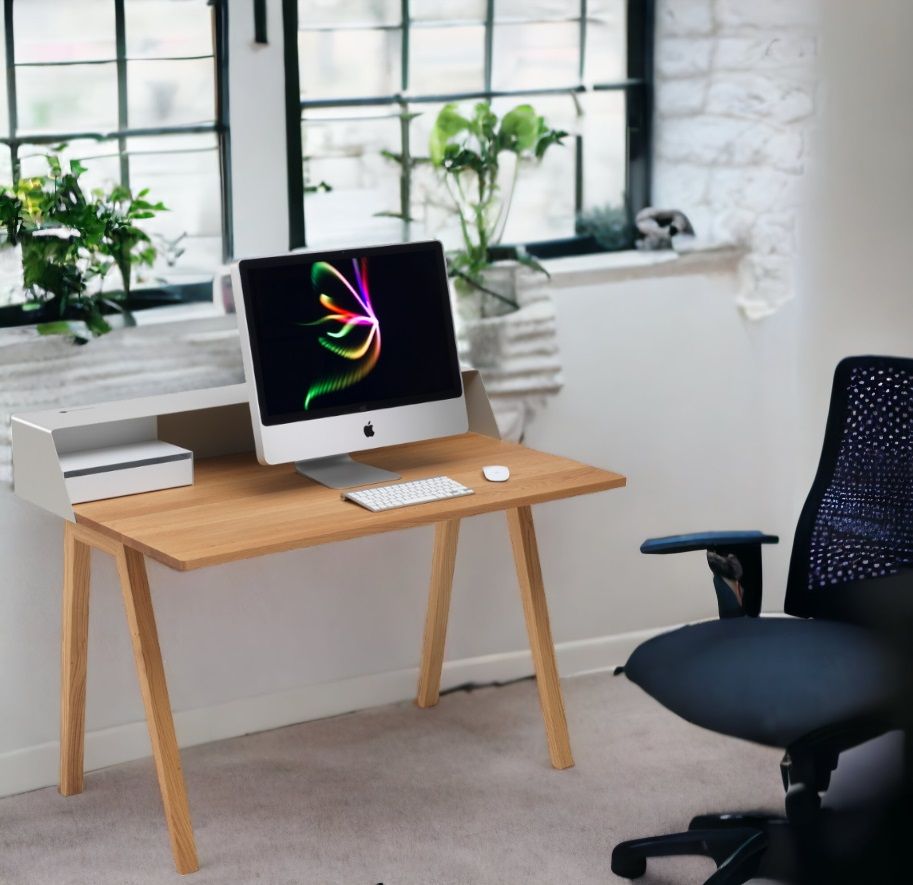 PS05 Sekretär von Müller Möbelfabrikation: Schreibtisch aus Eiche mit seidengrauem Aufsatz und Computer.