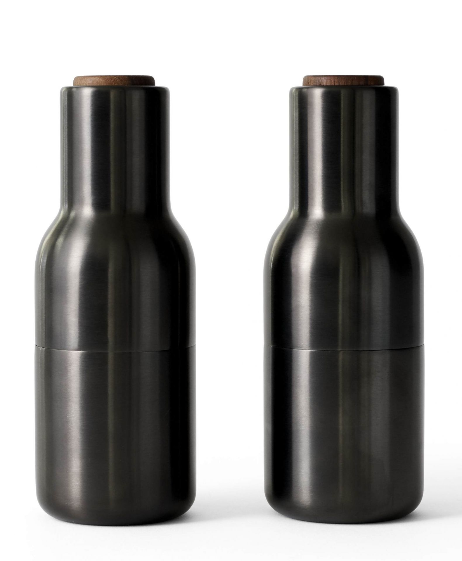 Zwei Bottle Grinders von Audo in bronziertem Messing mit Walnuss-Aufsatz für Salz und Pfeffer.