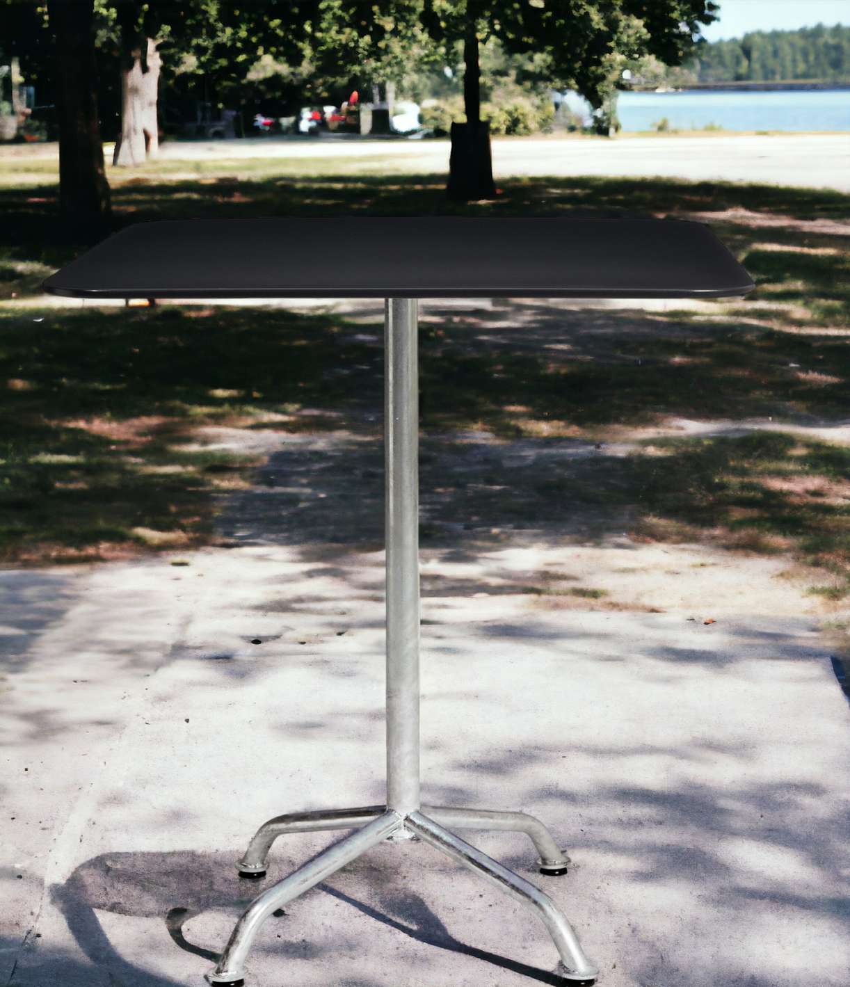 Haefeli Gartentisch, Outdoor-Tisch mit weißem Gestell und dunkler Tischplatte im Garten.