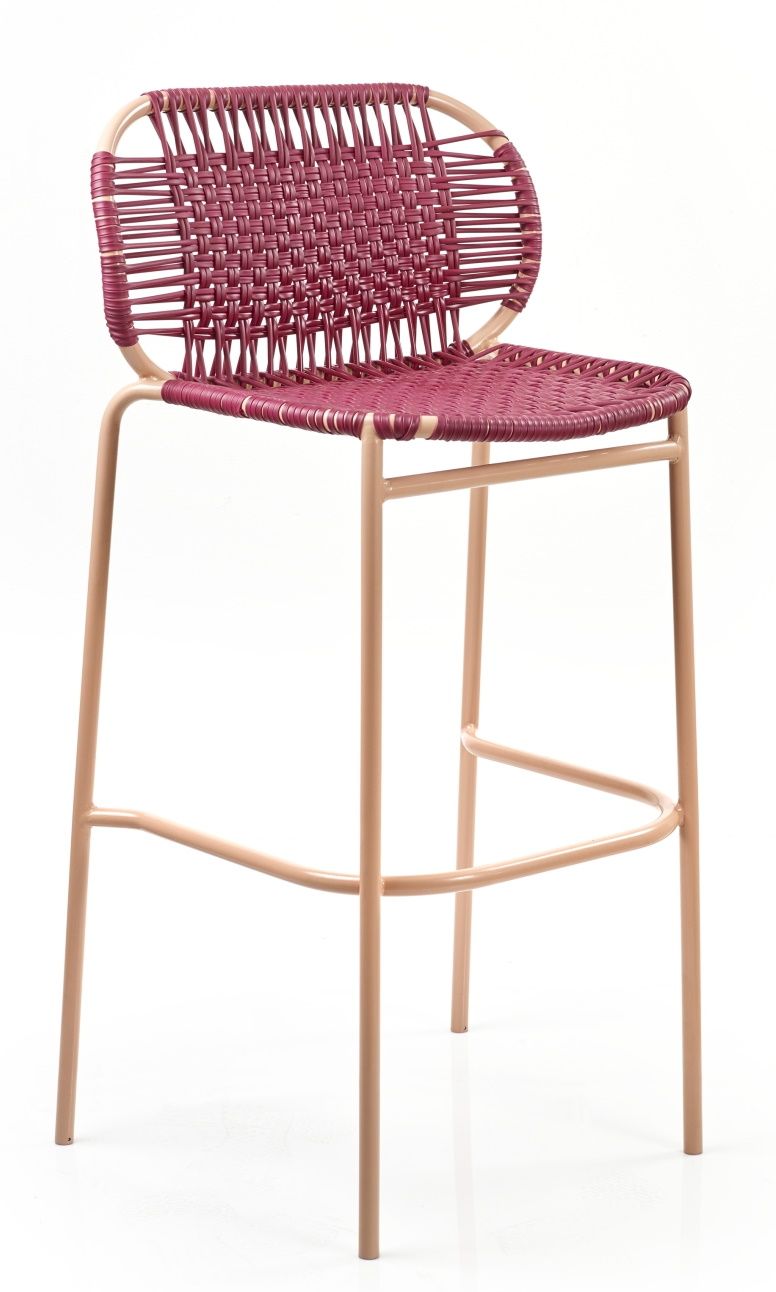 Cielo Barstool: Roter, handgeflochtener Outdoor Barhocker mit Fußstütze und Gestell in Pink Sand.