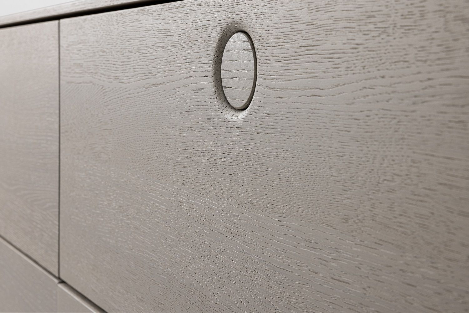 Detailaufnahme: Kin Long Sideboard Schublade mit eingelassenem, rundem Griff und Holzmaserung.