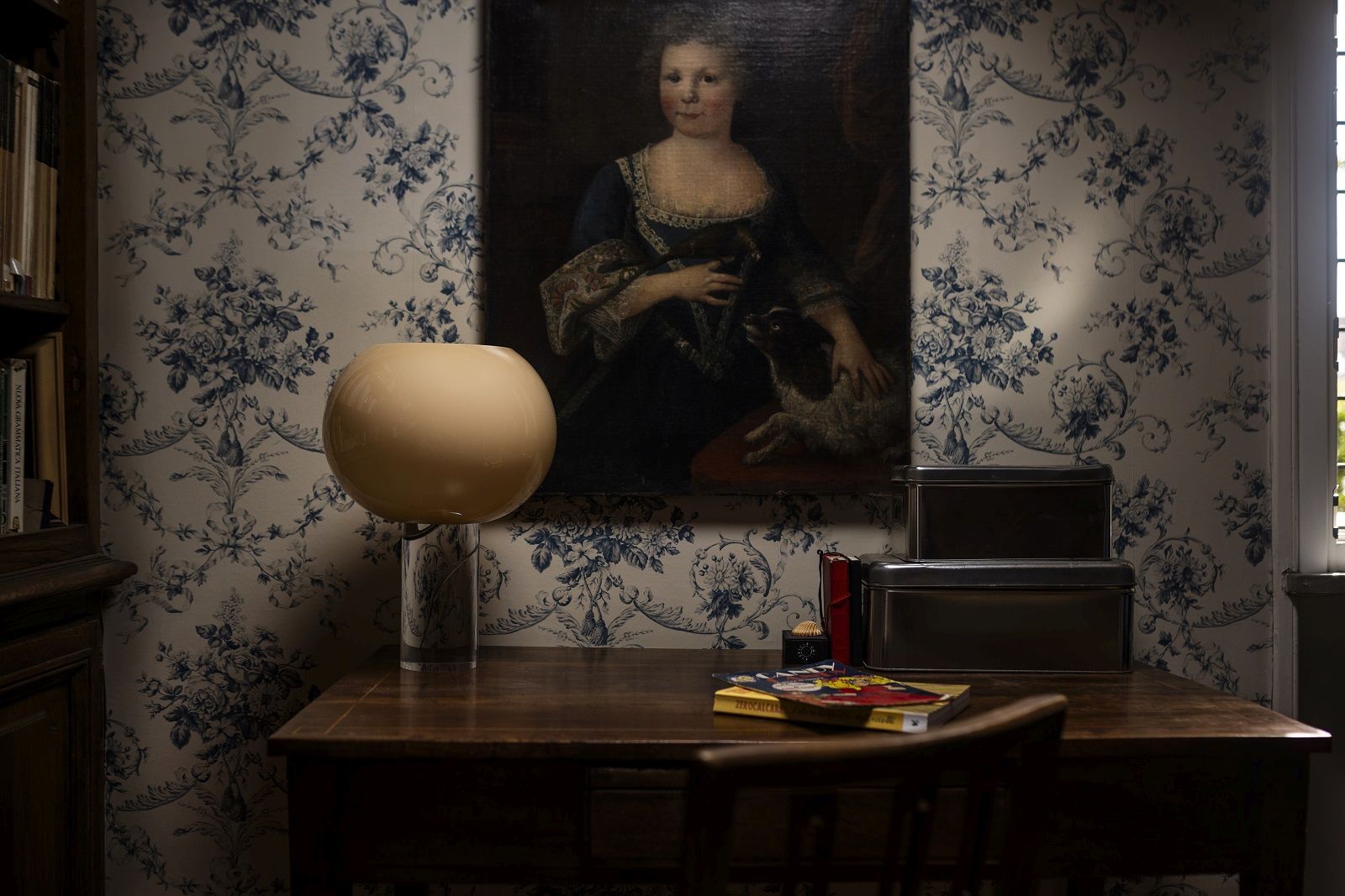 Beige Buds Tischleuchte von Foscarini auf einem Schreibtisch, neben einem Gemälde und Deko-Objekten.