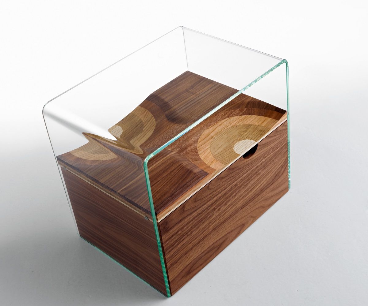 Bifronte Nachttisch von Casamania Horm: Moderner Nachttisch aus Holz mit Glasplatte und Schublade.
