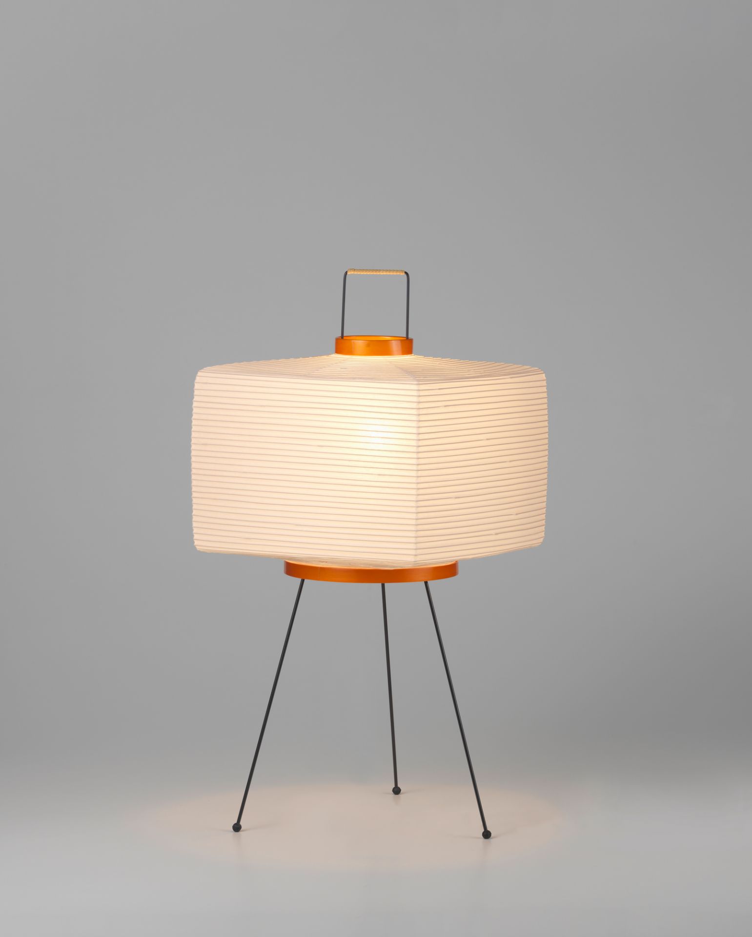 Akari Tischleuchte 7A von Vitra: Japanische Papierleuchte mit schwarzem Drahtgestell und warmem Licht.